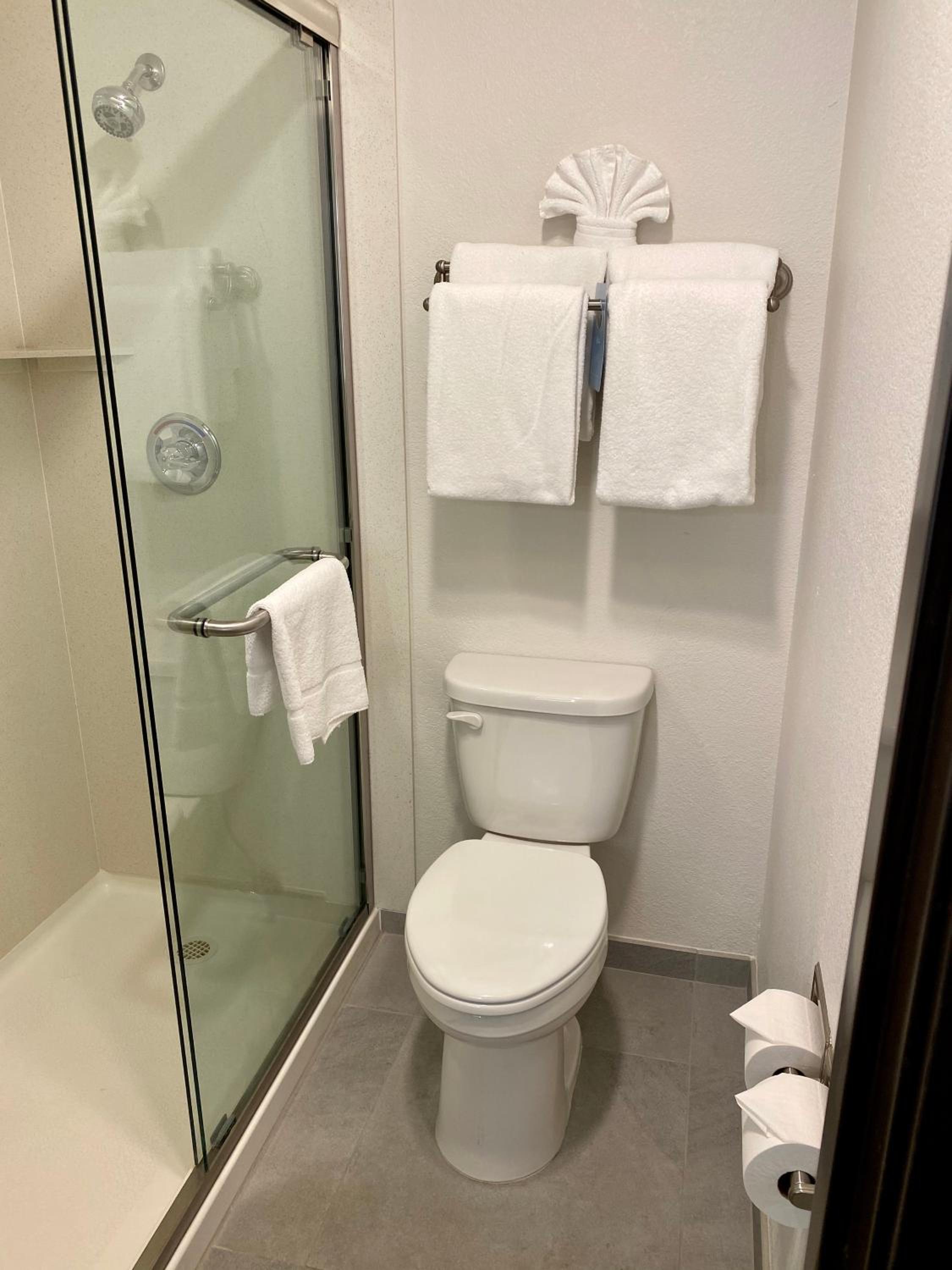 Premium Queen Room with Two Queen Beds - Non-Smoking - Photo 3