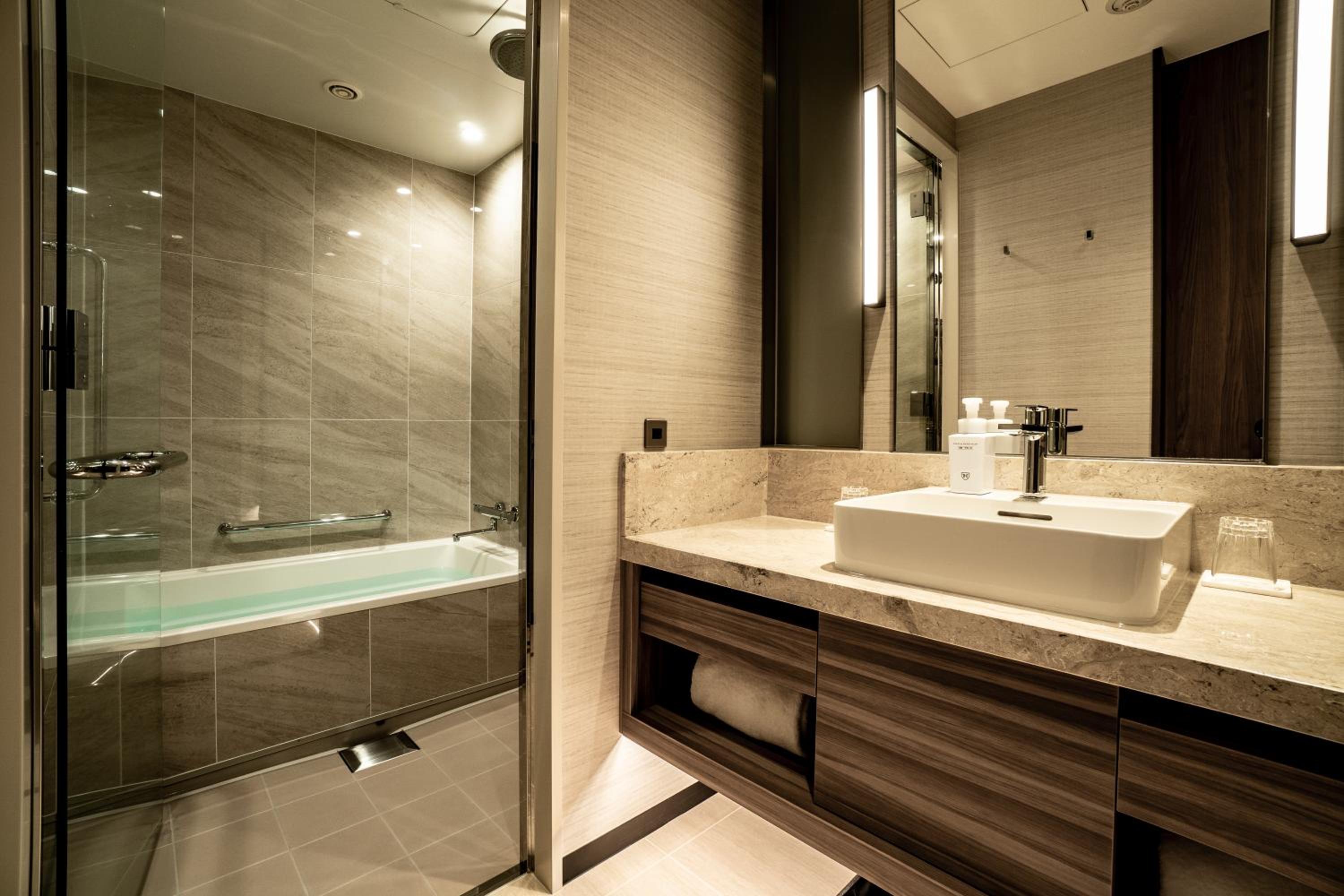 Executive Deluxe Twin Room with Lounge Access - Non-Smoking - Photo 7