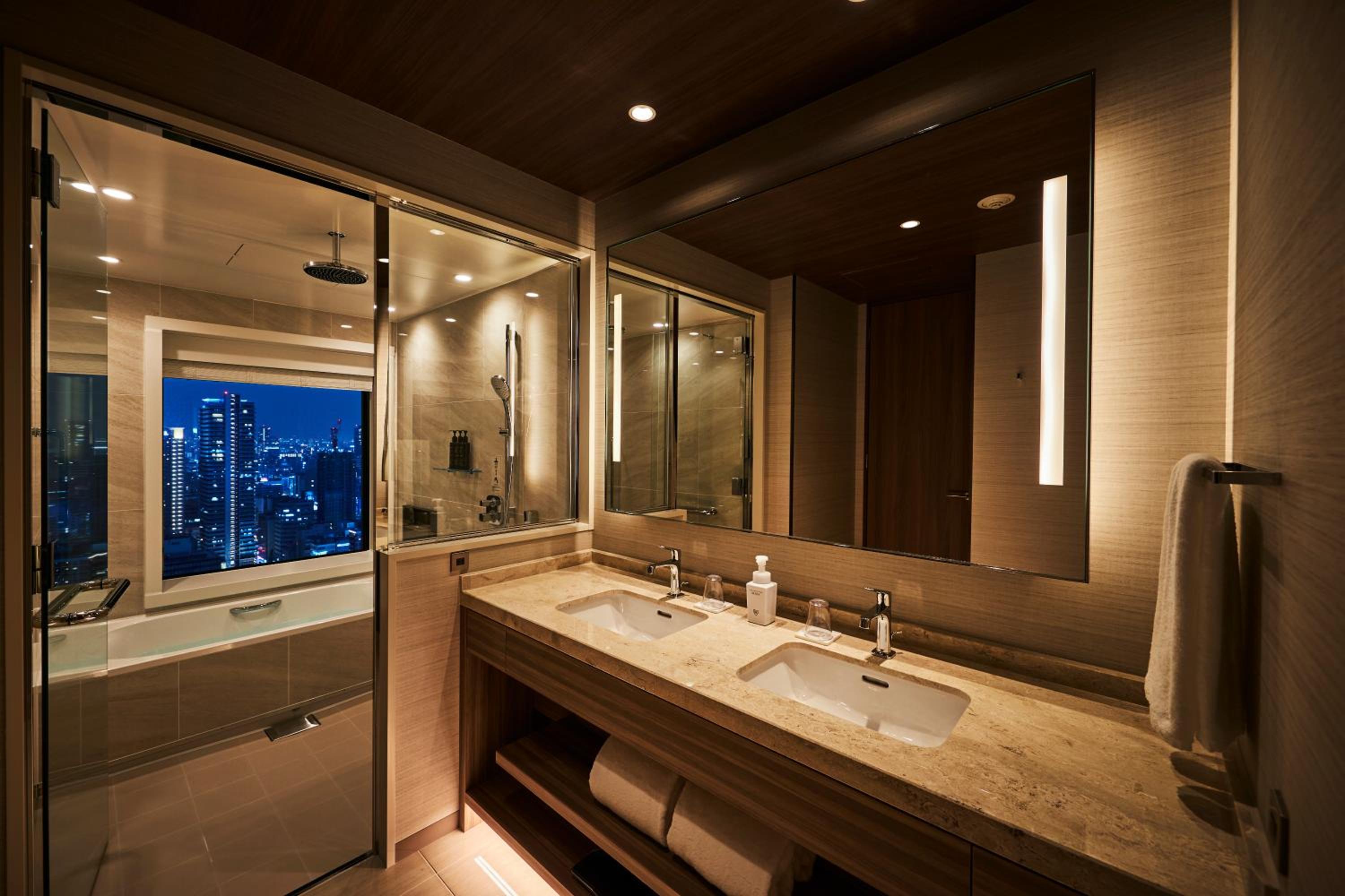 Executive Corner Deluxe Twin Room with Lounge Access - Non-Smoking - Photo 2