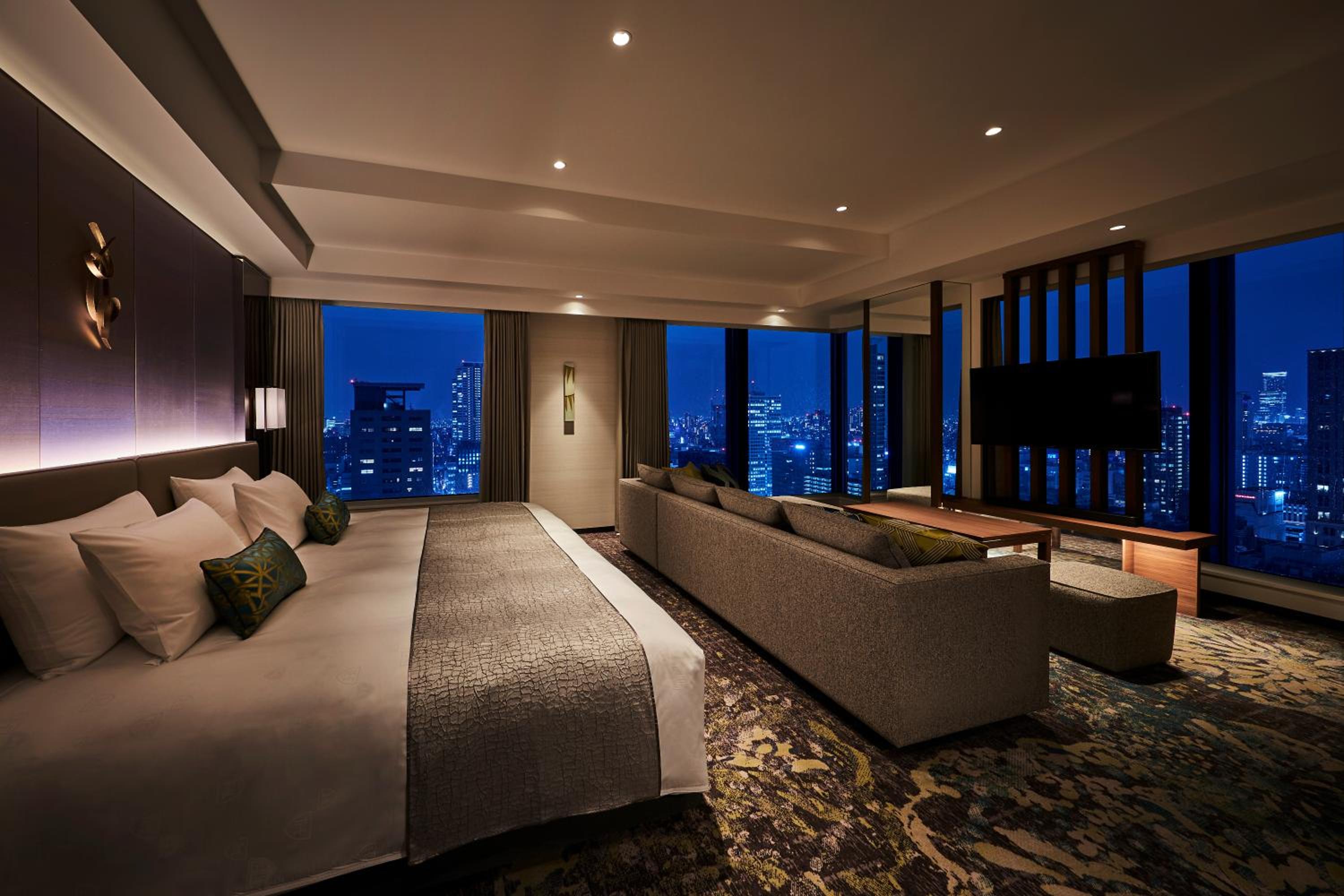 Executive Corner Deluxe King Room with Lounge Access - Non-Smoking