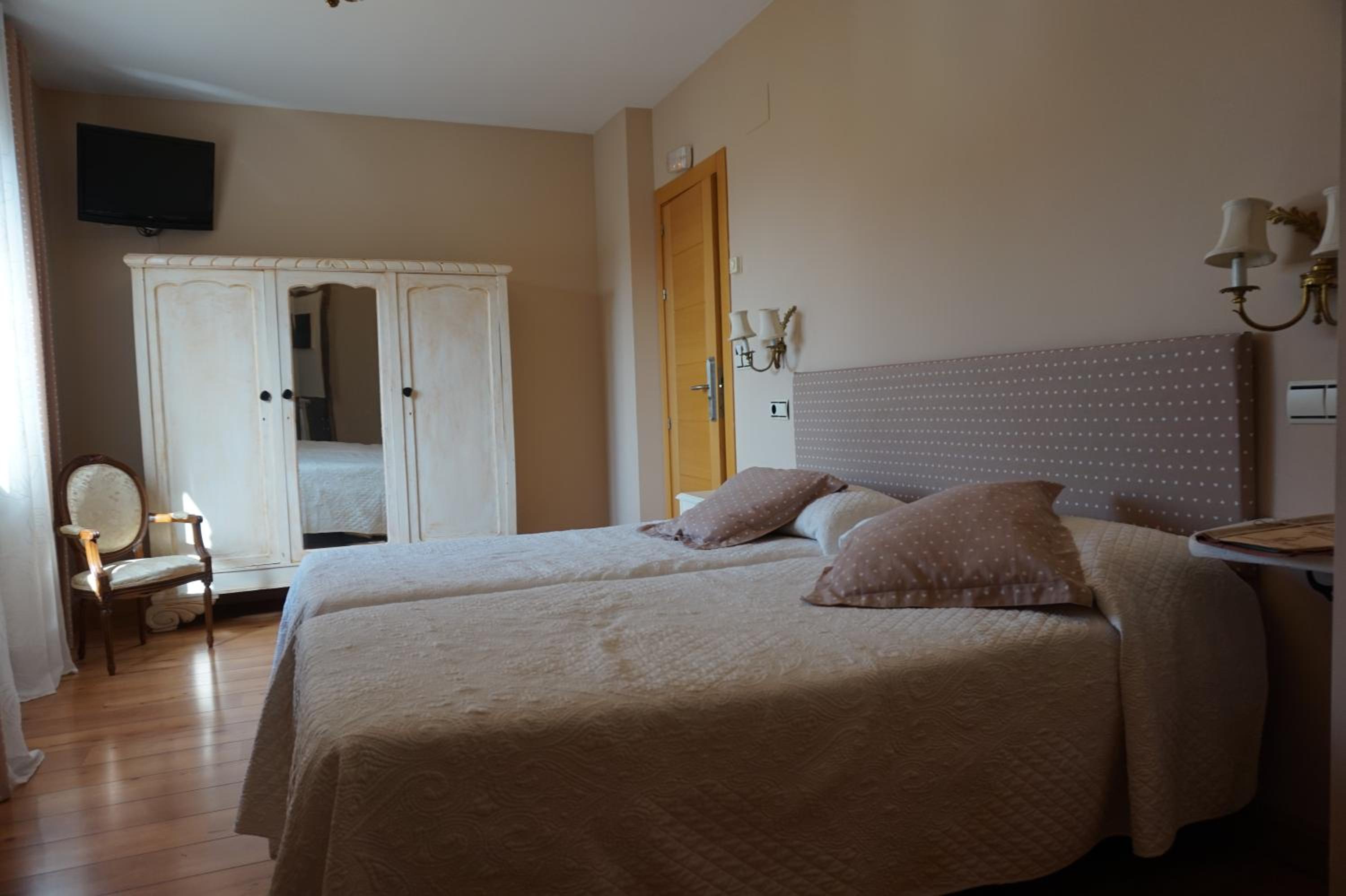 Twin Room with Kitchenette - Photo 4