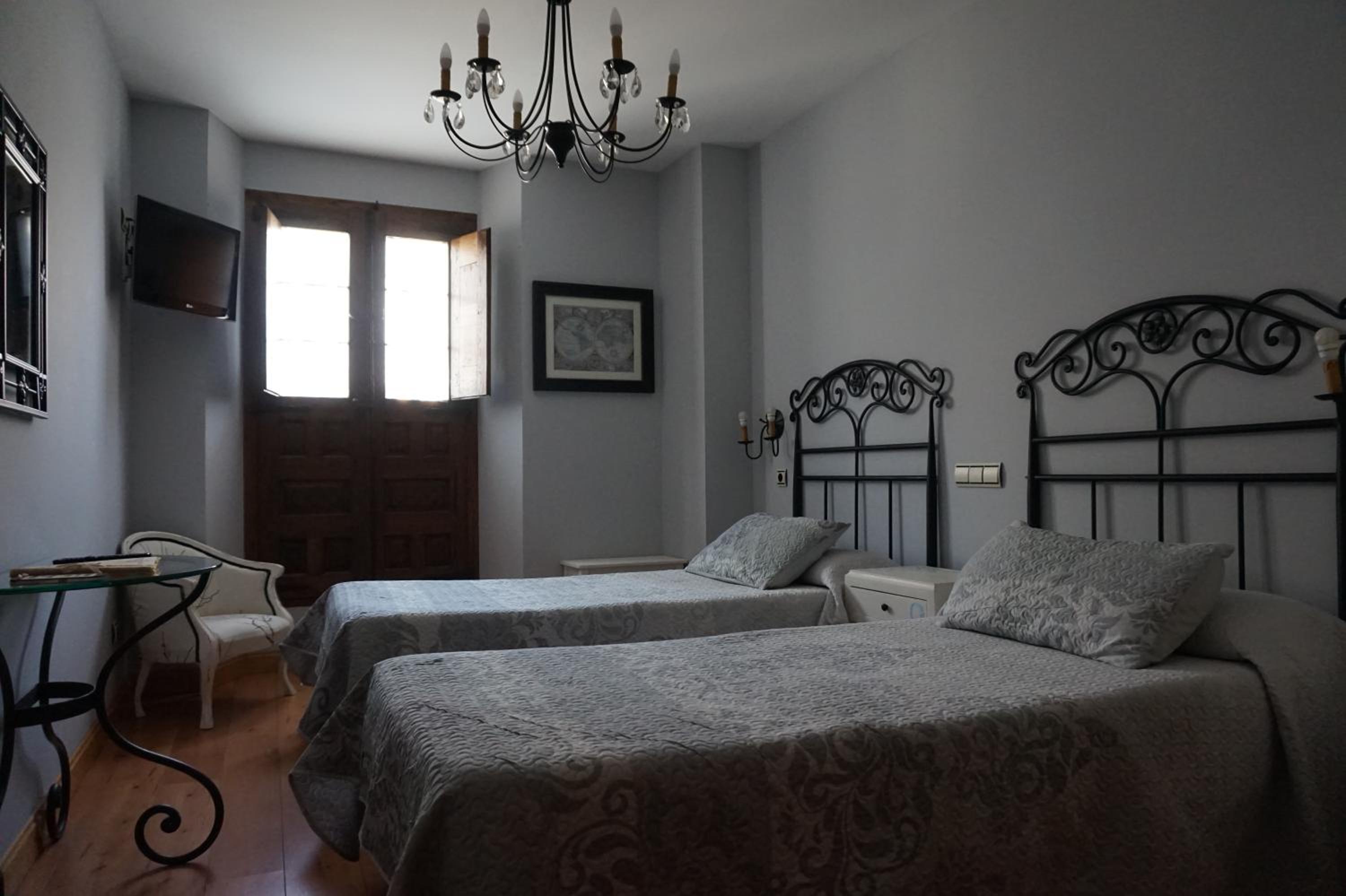 Double or Twin Room - Photo 3