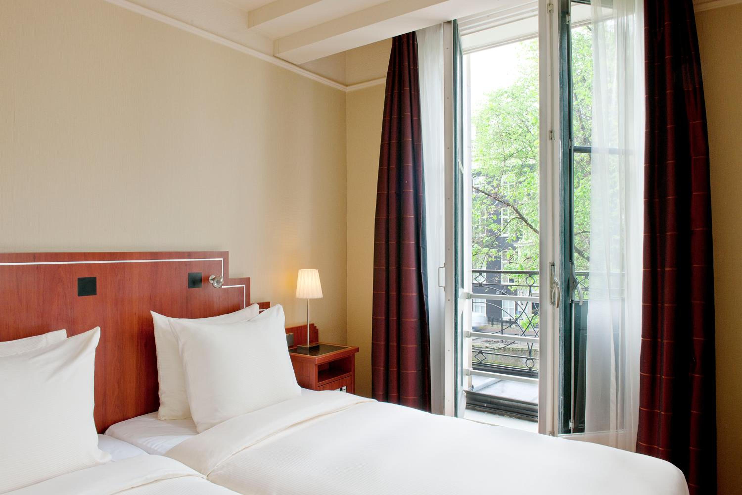 Comfy room with canal view photo 1