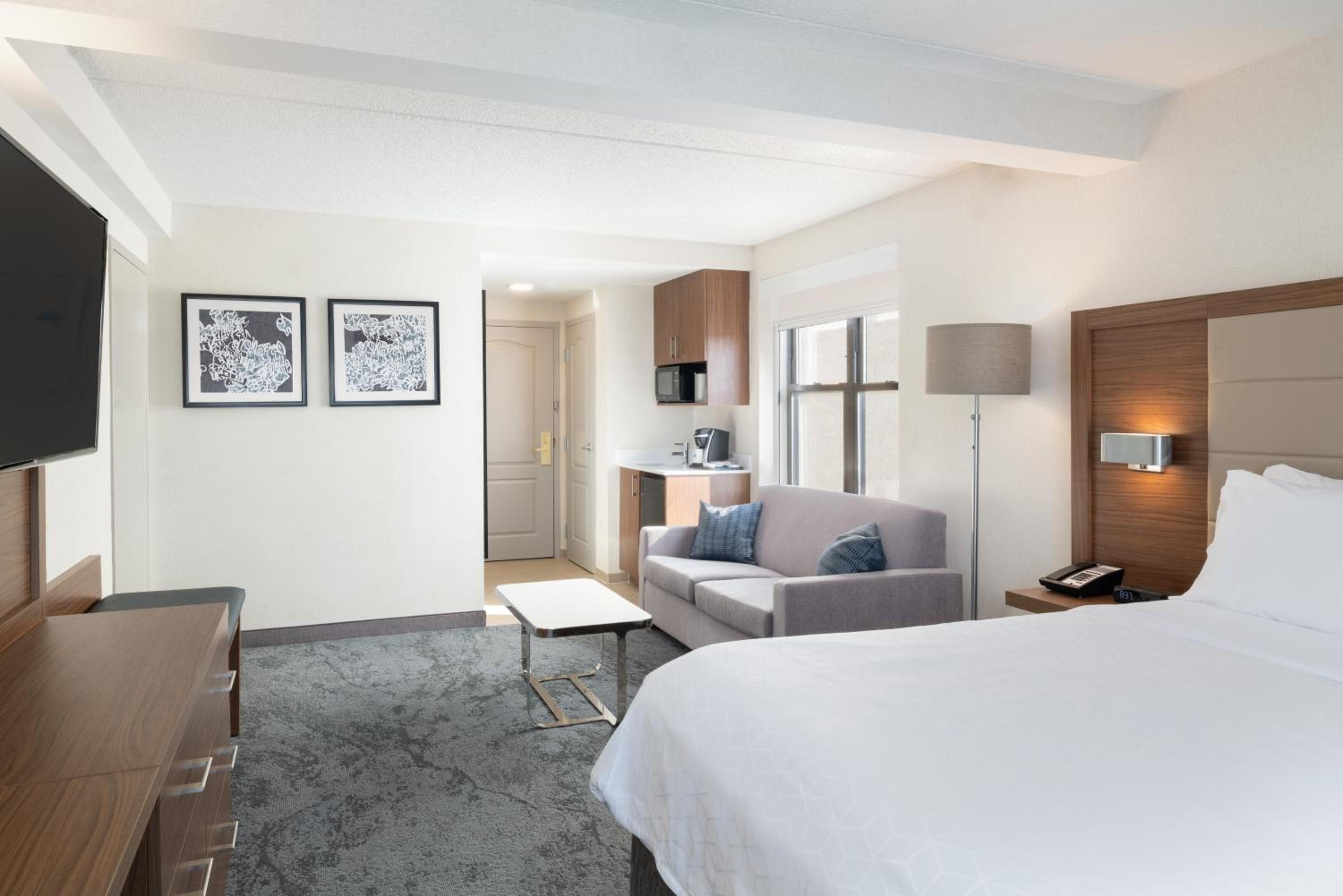 King Suite with Sofa Bed - Non-Smoking - Photo 2