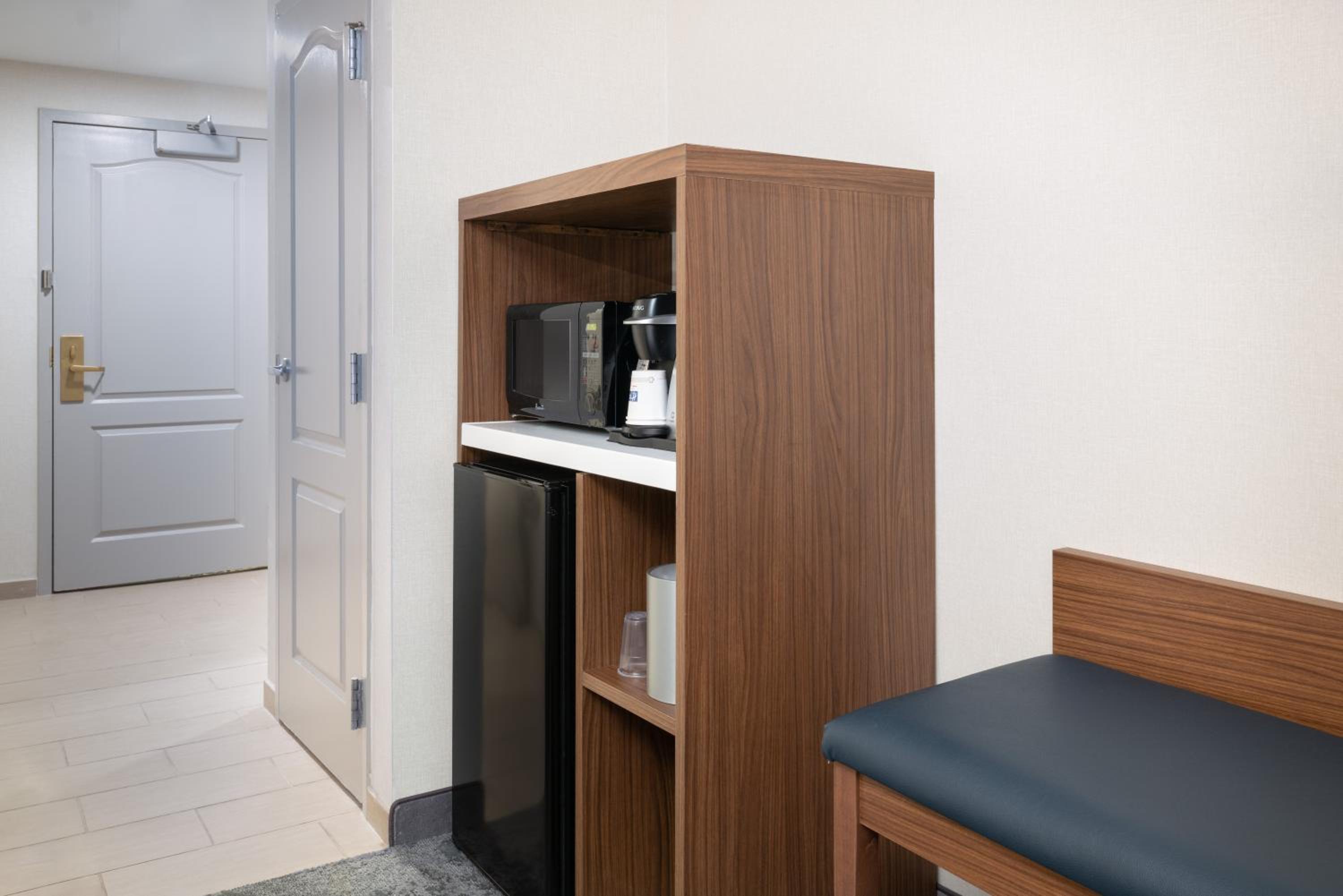 Standard Double Room with Two Double Beds and Accessible Tub - Mobility Access - Photo 3