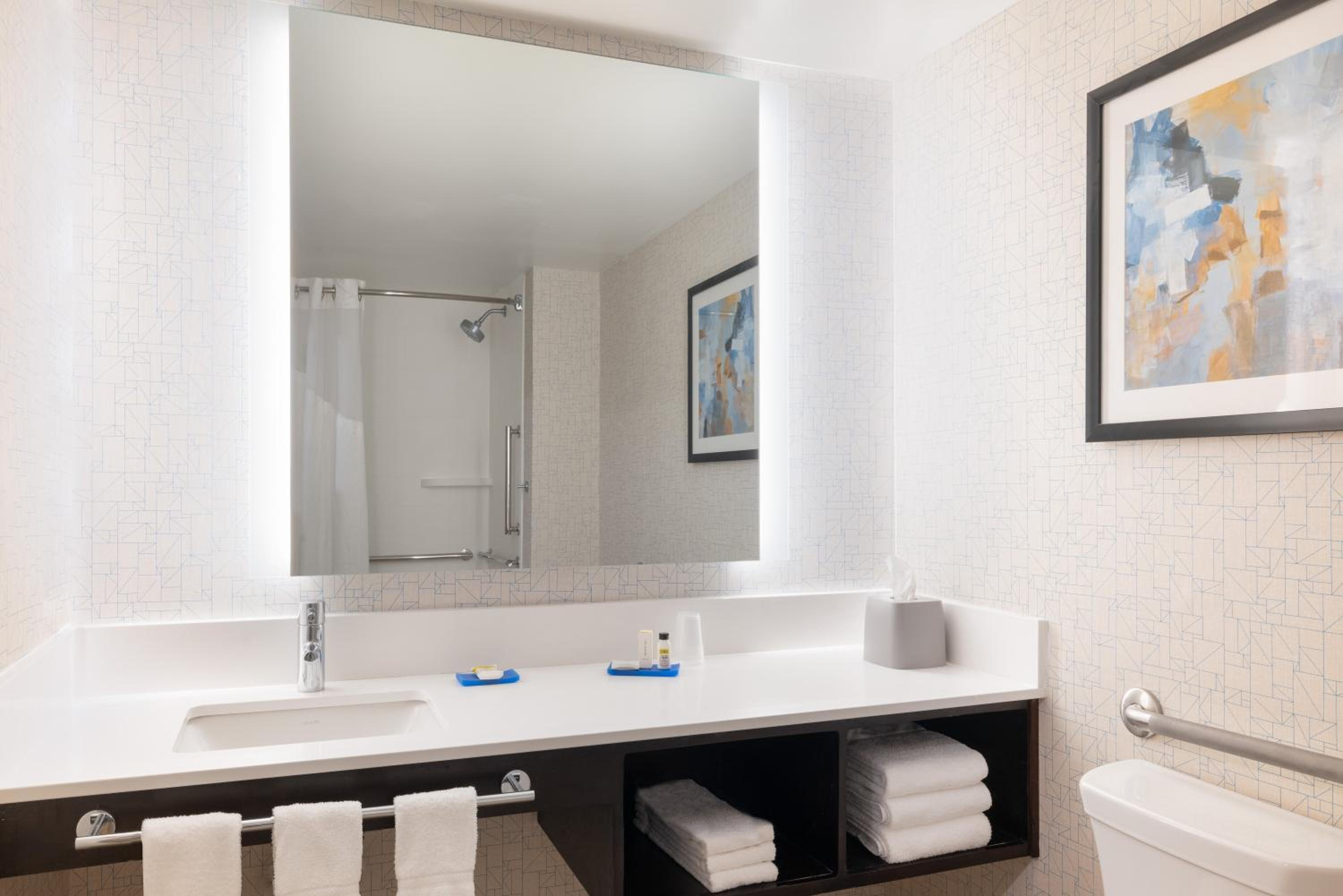 Standard Double Room with Two Double Beds and Accessible Tub - Mobility Access - Photo 2