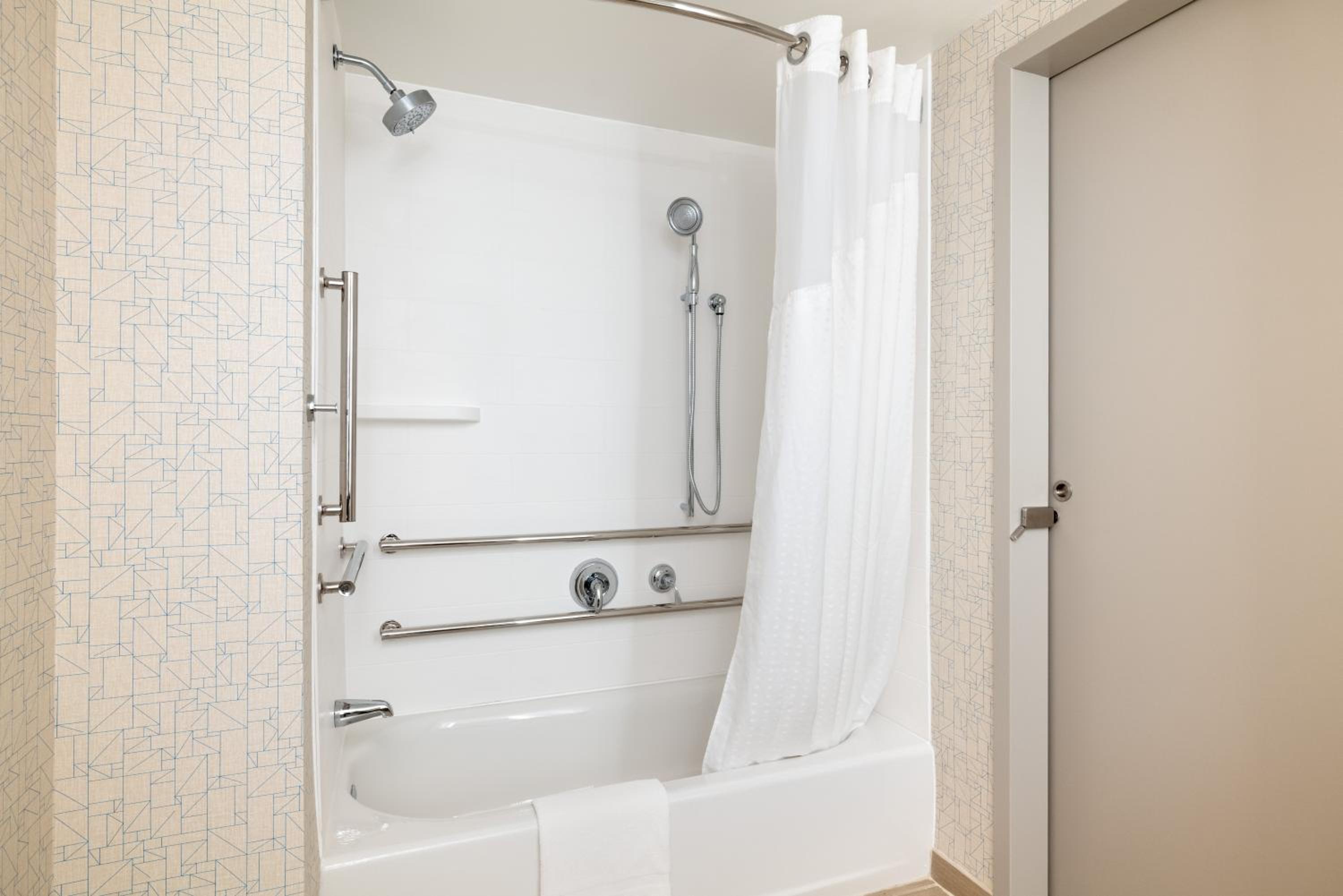 Standard Double Room with Two Double Beds and Accessible Tub - Mobility Access - Photo 6