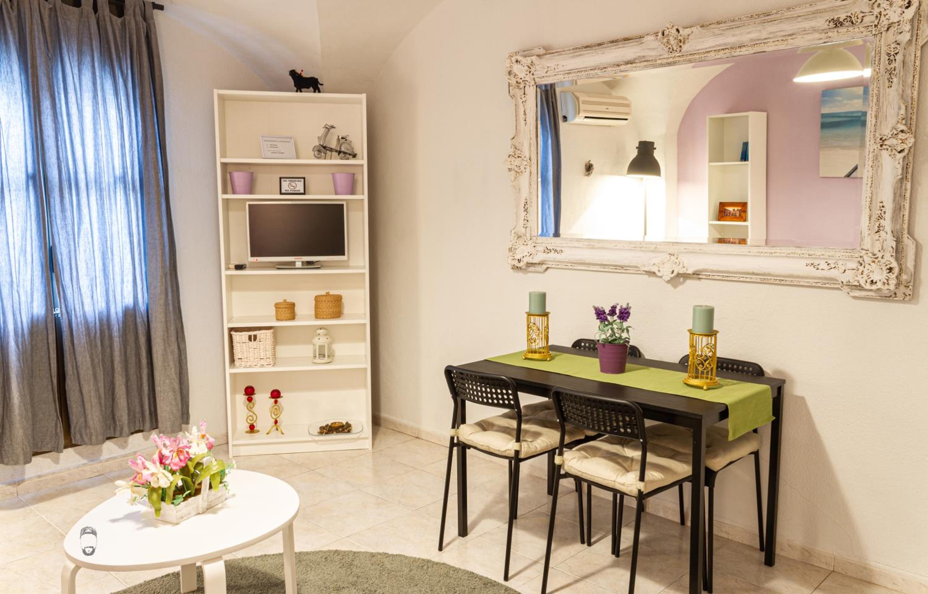 Apartment with Balcony - Photo 40