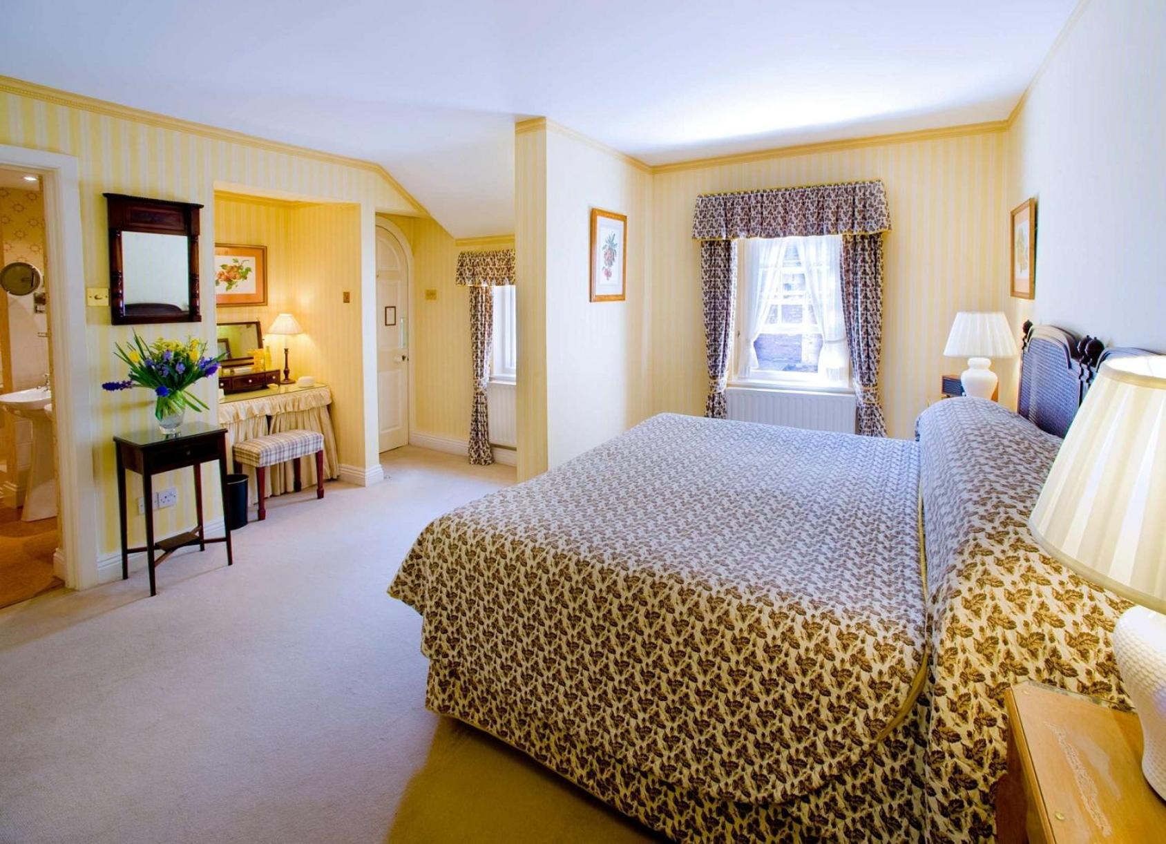 One-Bedroom Suite - Photo 2