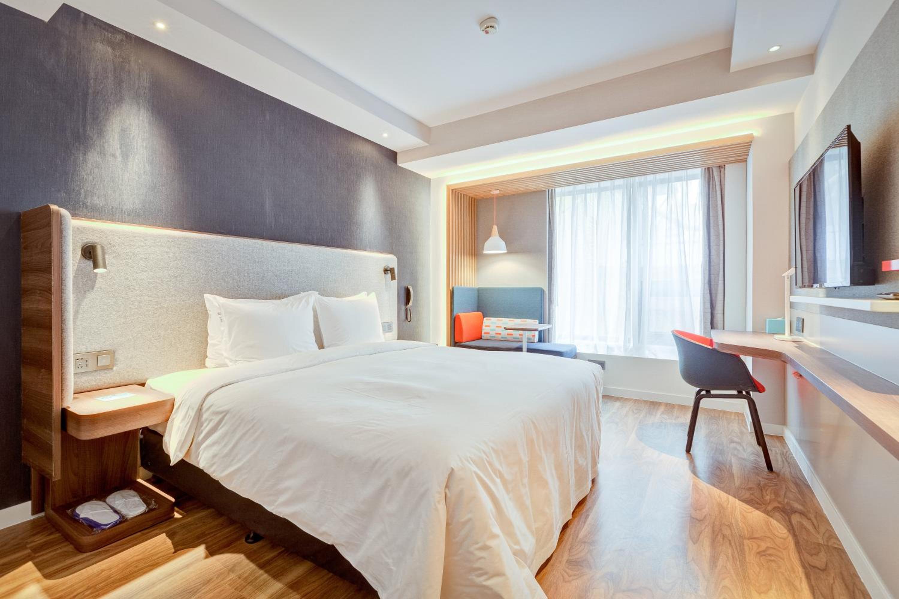 Standard Queen Room