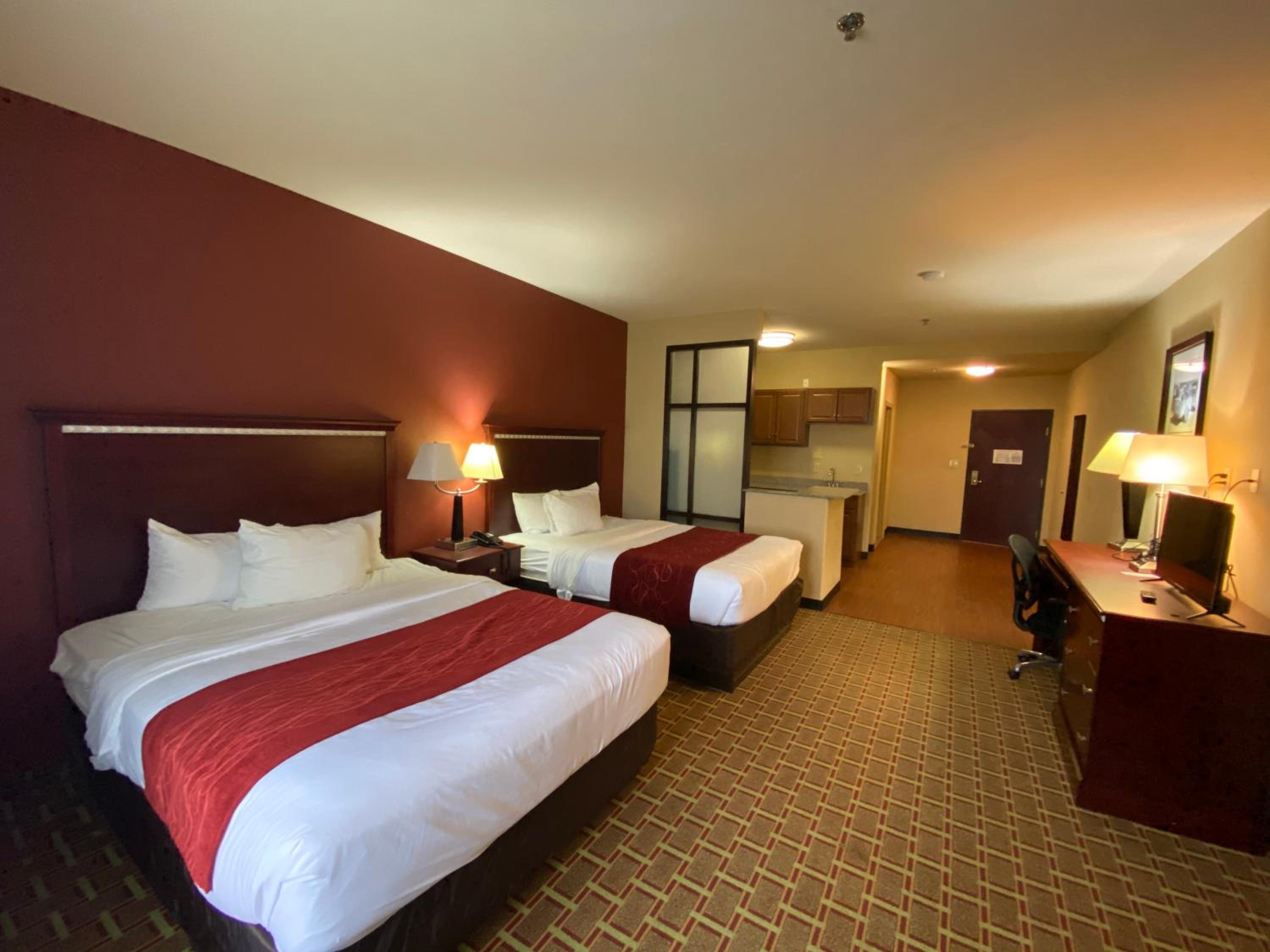 Efficiency Queen Suite with Kitchenette  - Photo 13