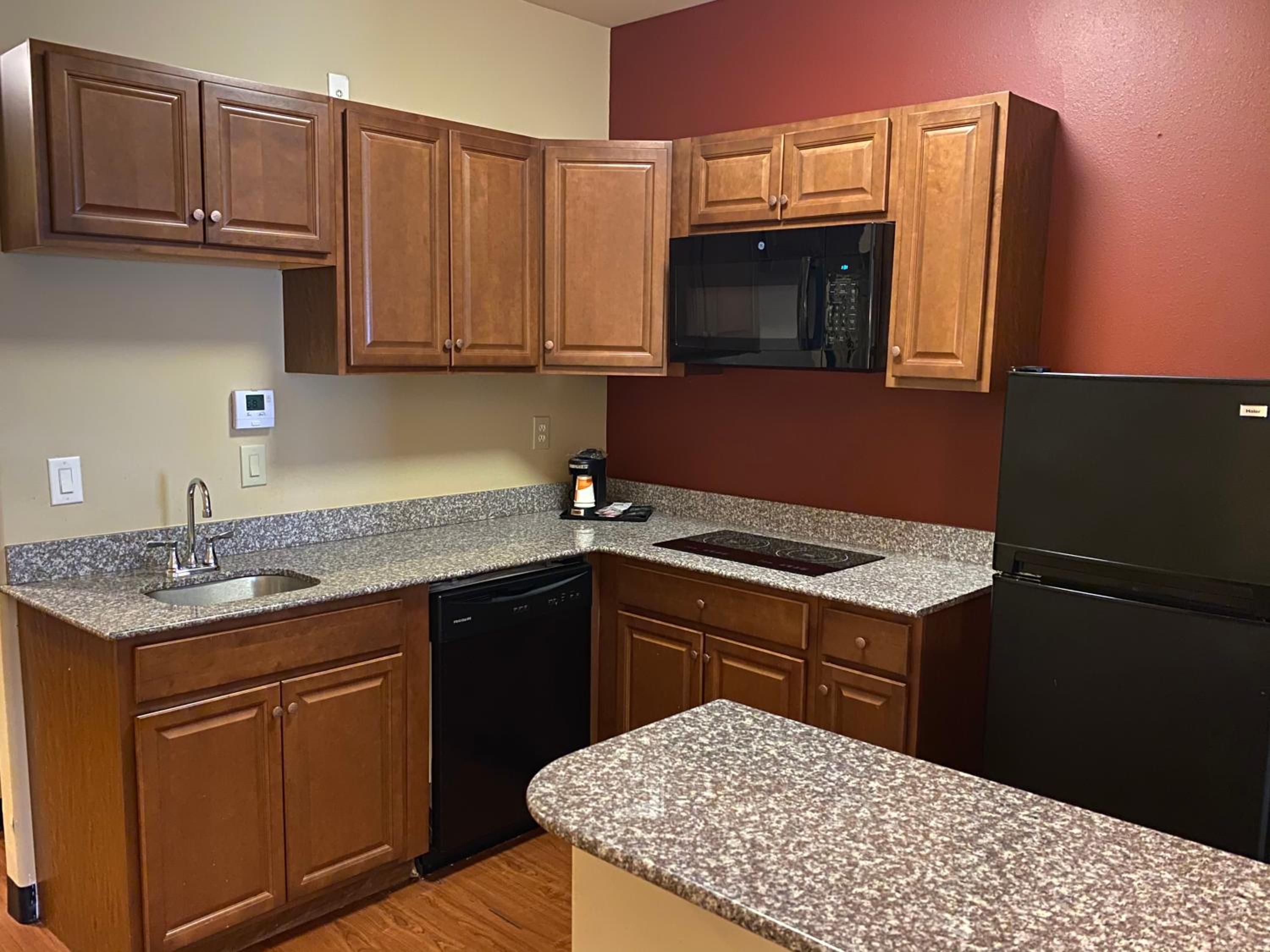 Efficiency King Suite with Kitchenette  - Photo 17