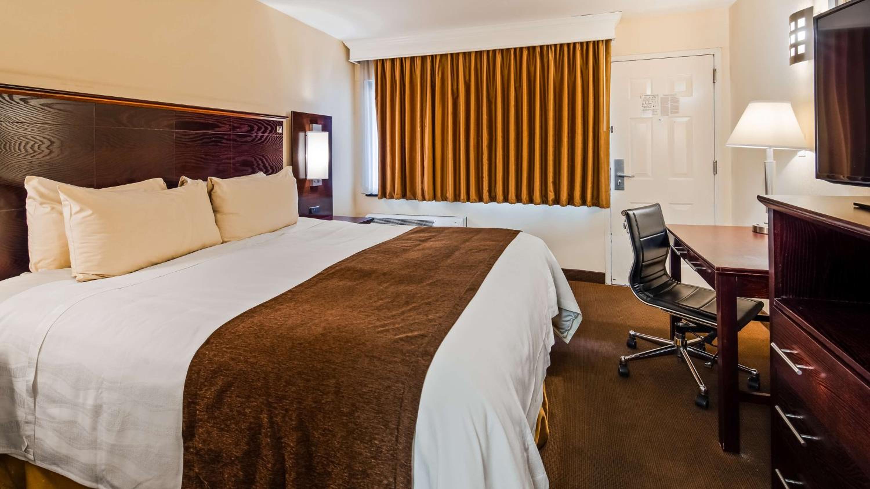 King Room - Non Smoking - Photo 3