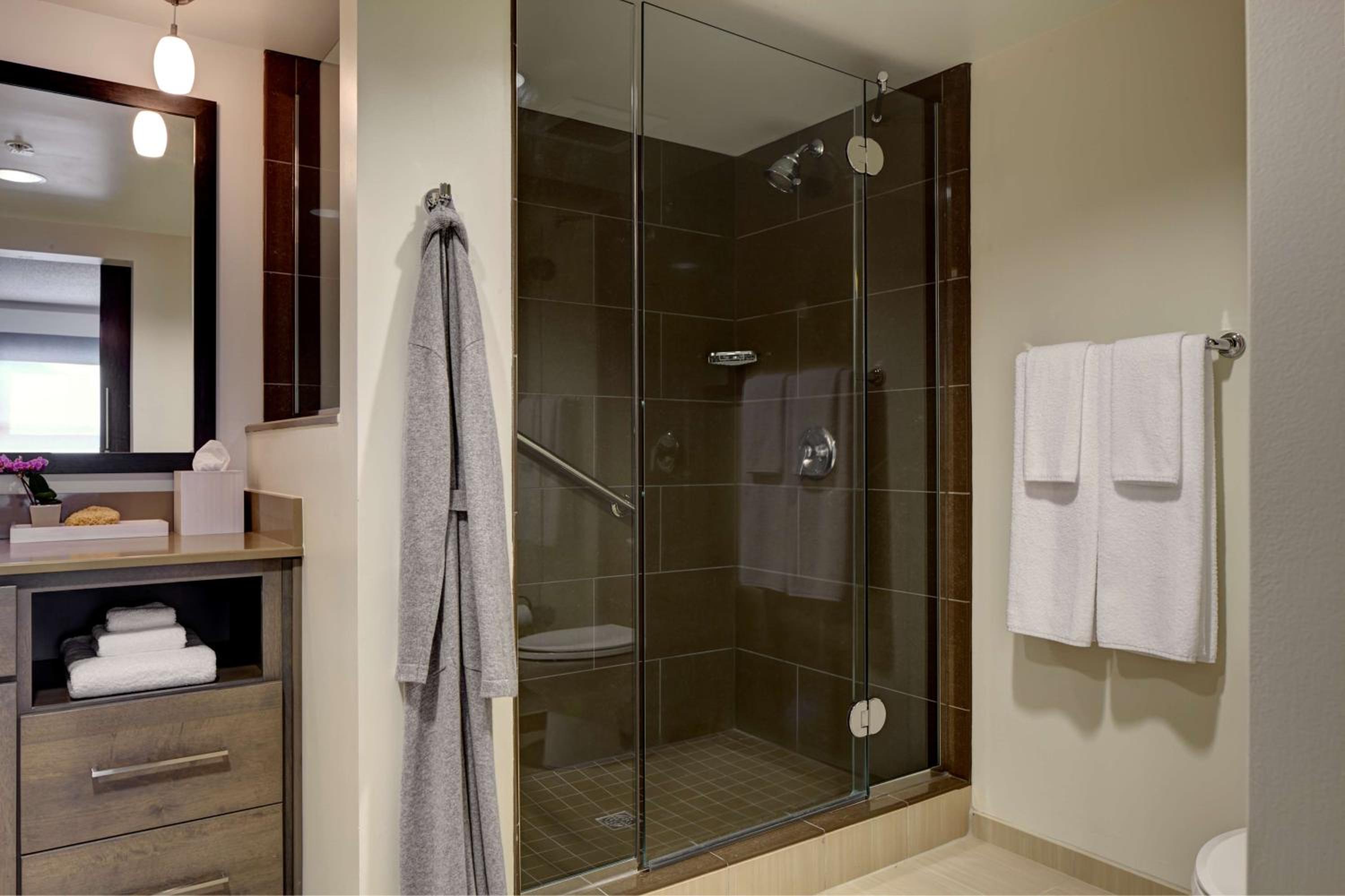 One-Bedroom King Suite with Accessible Tub - Disability Access photo 3