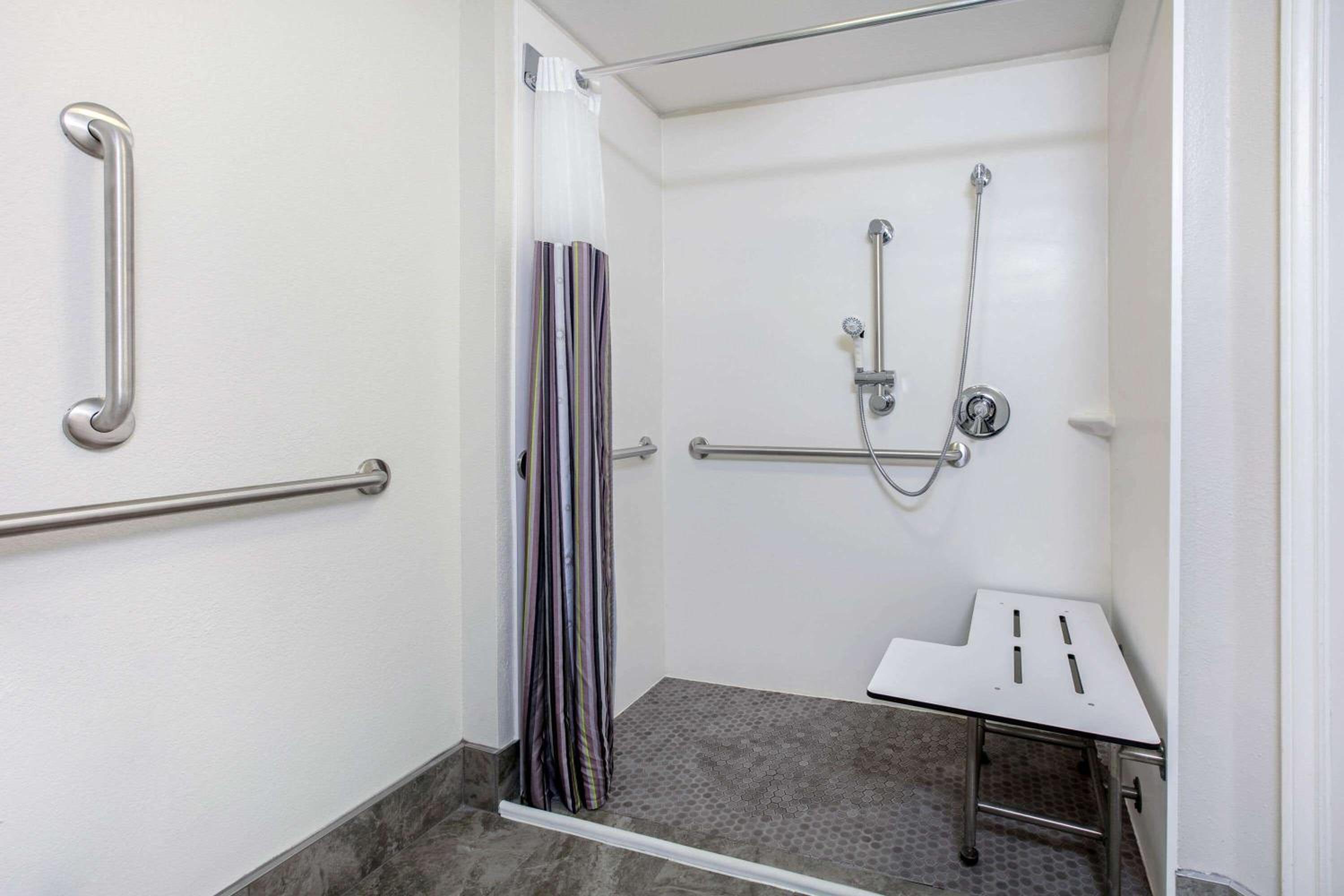 King Room with Roll-in Shower - Mobility Access/Non-Smoking photo 2
