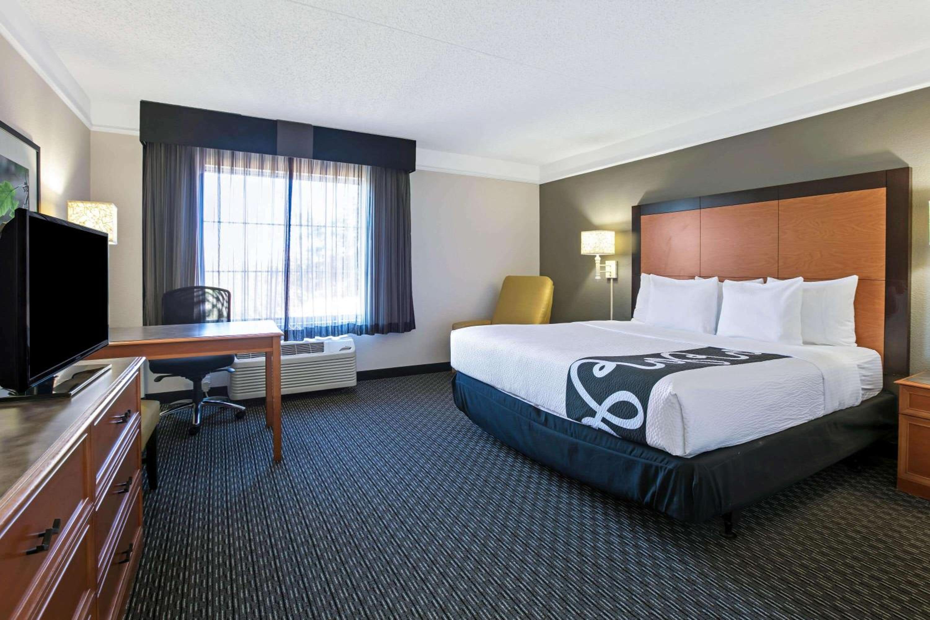 King Room With Bath Tub - Mobility/Hearing Accessible - Non-Smoking
