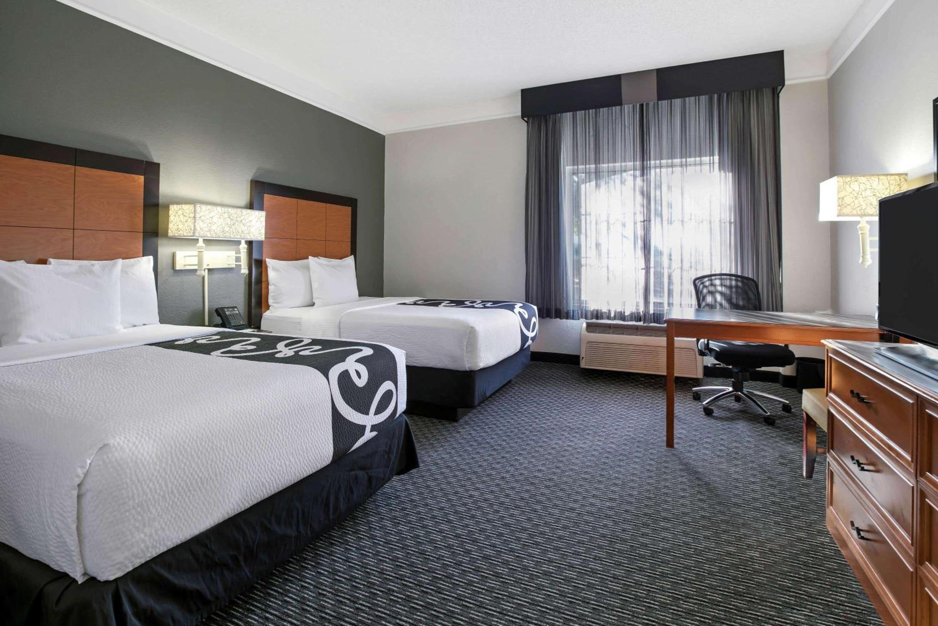 Deluxe King Room - Photo 4
