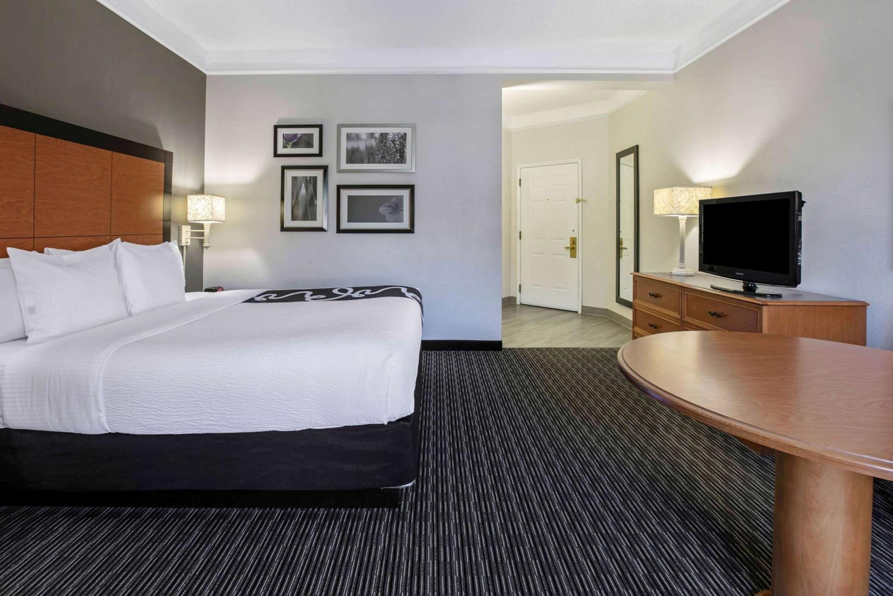 Deluxe King Room - Photo 1