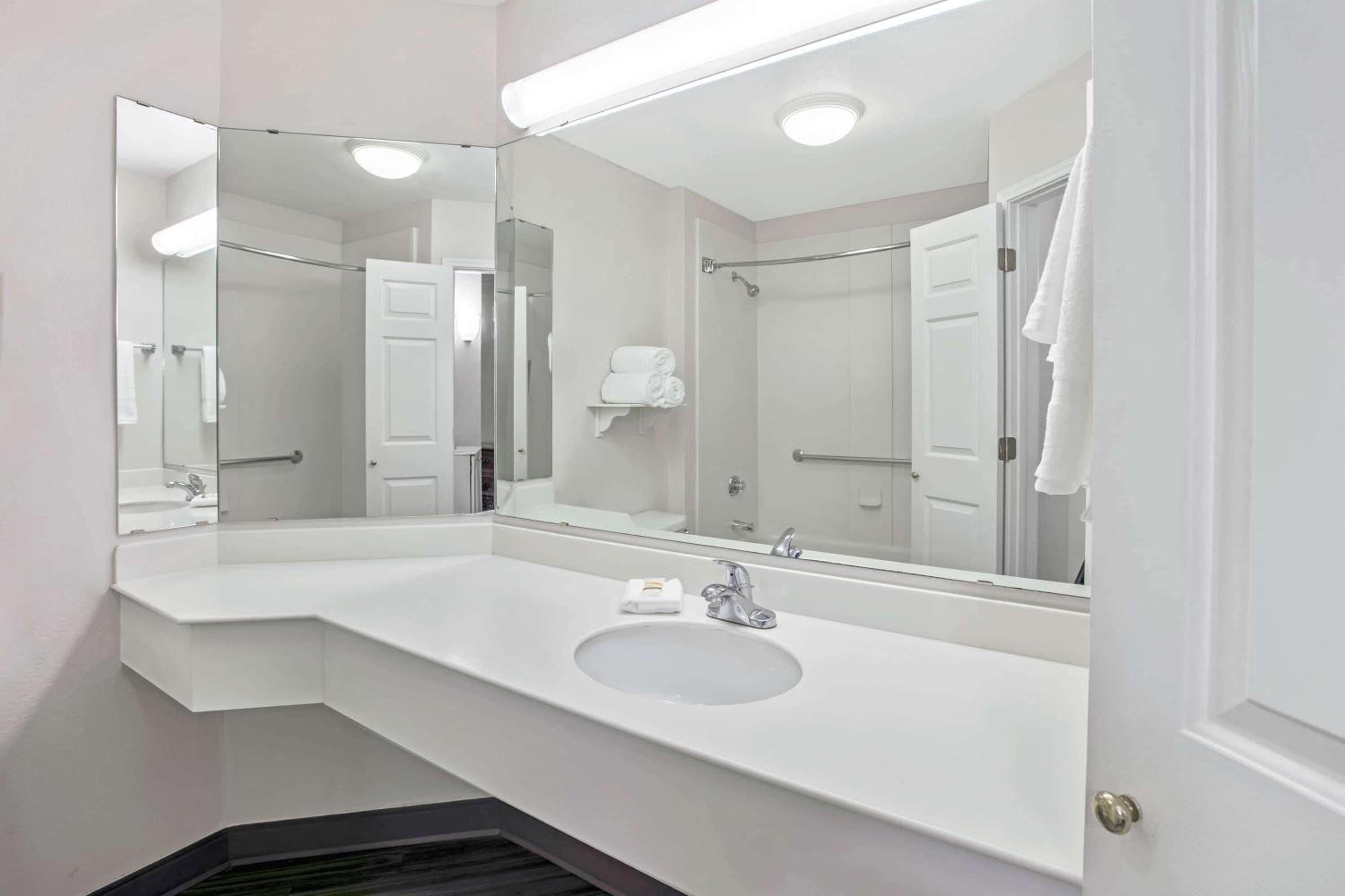 Deluxe King Room - Photo 5