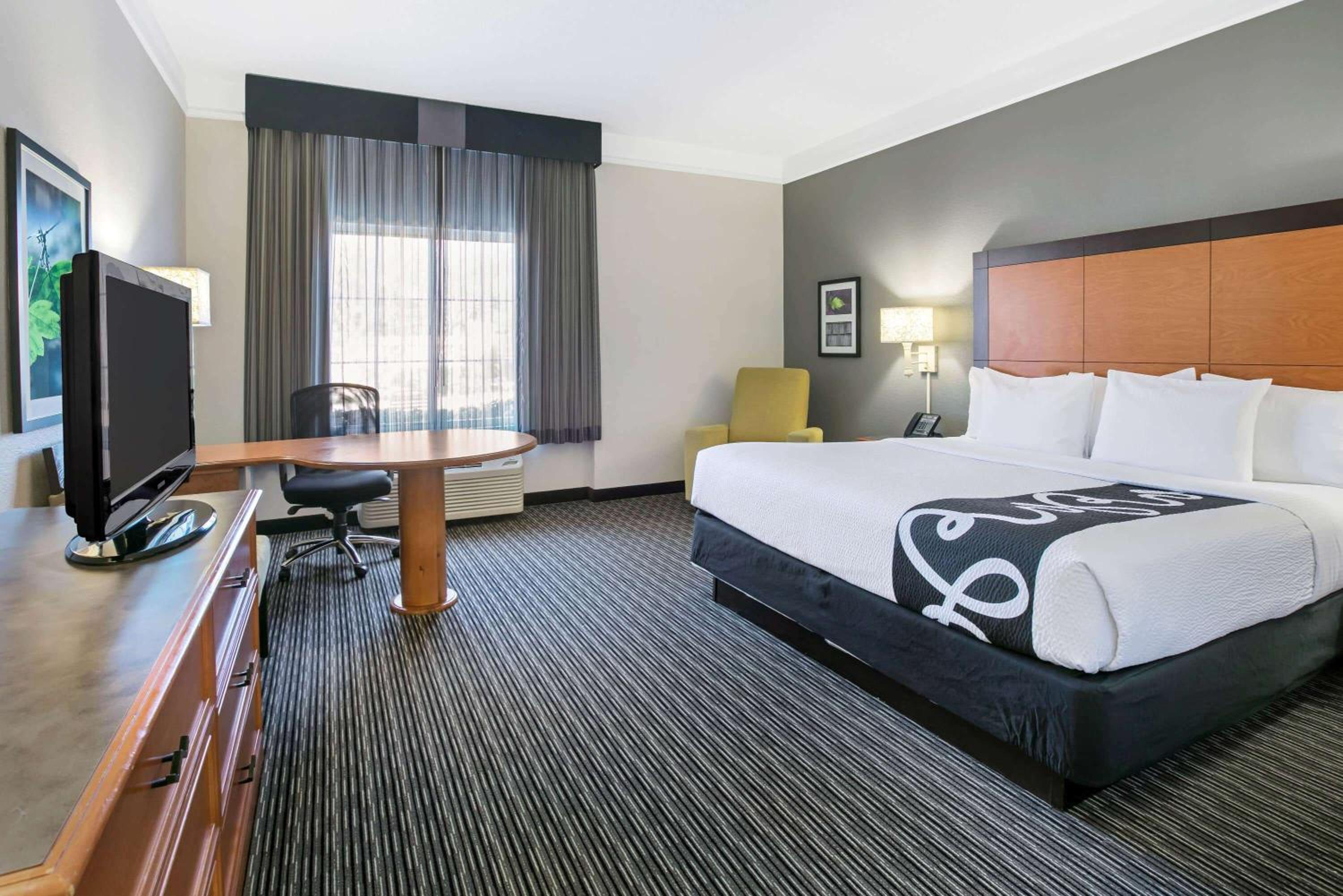 Deluxe King Room - Photo 2