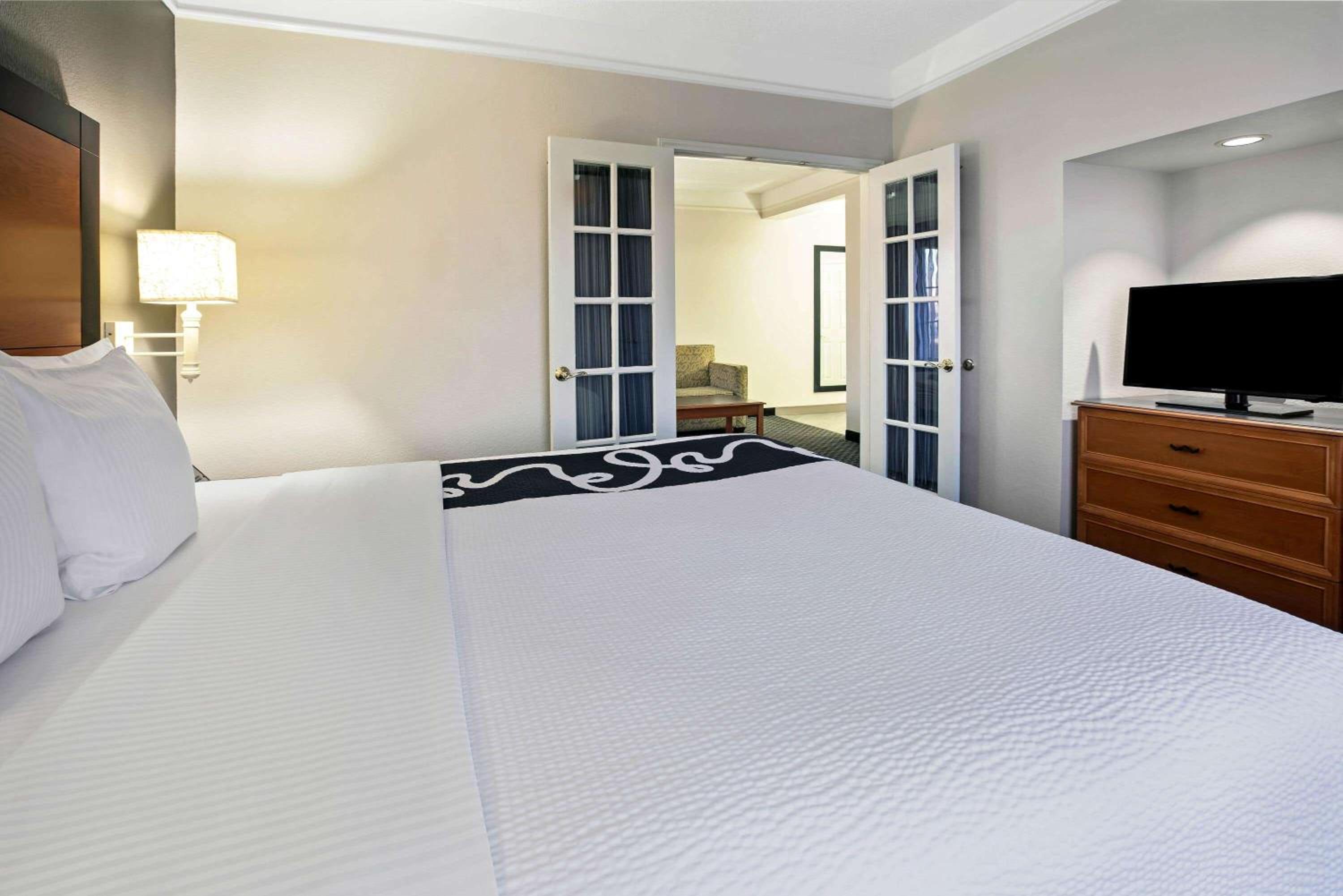 Deluxe King Room - Photo 3