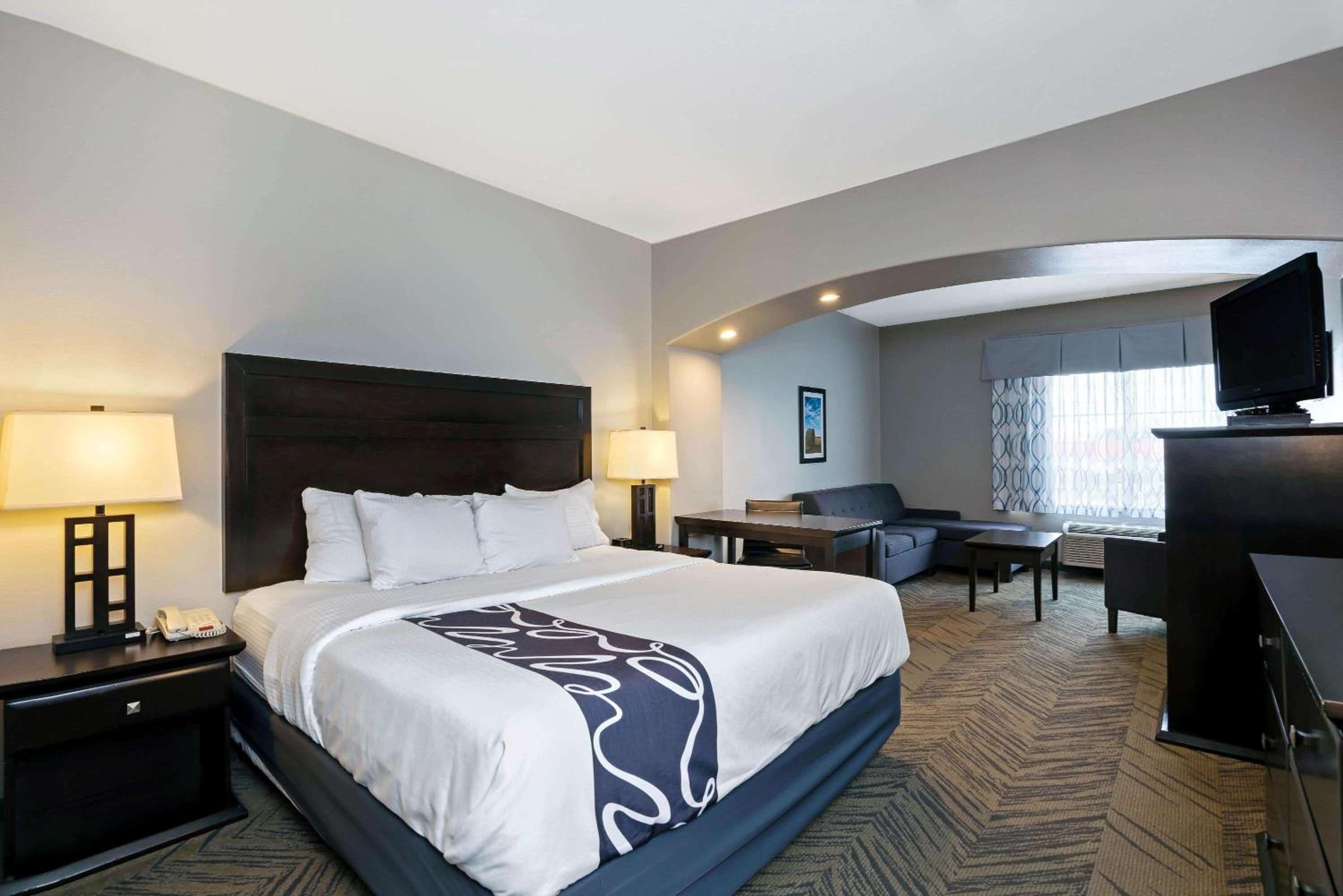 Deluxe King Suite - Photo 10