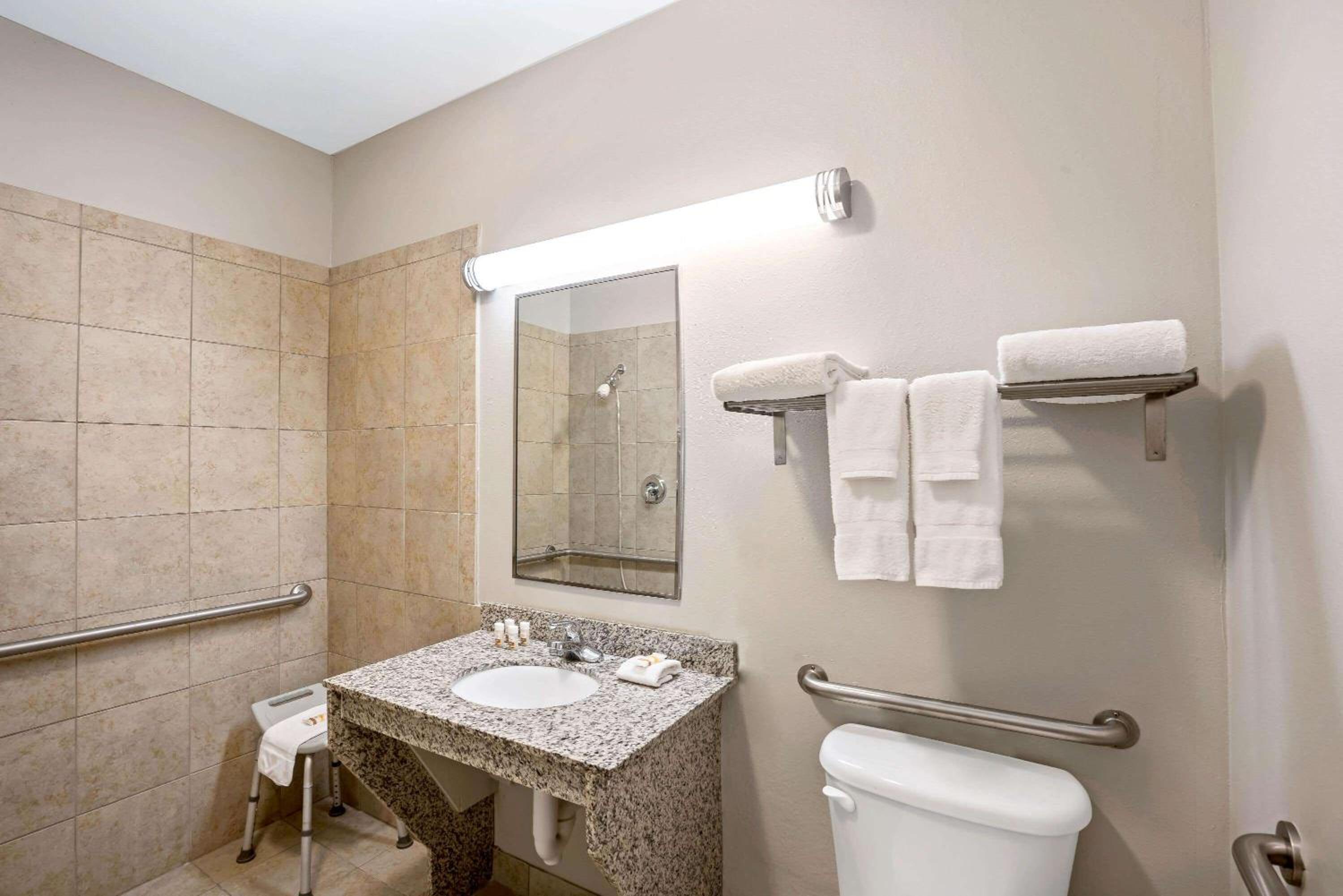 King Room with Roll-In Shower - Mobility/Hearing Accessible - Non-Smoking - Photo 5