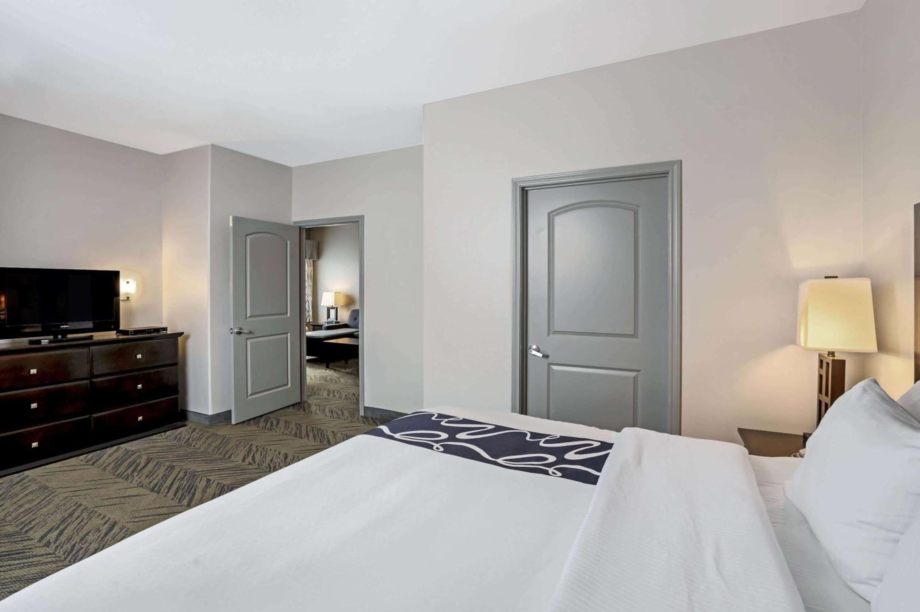 Deluxe King Suite - Photo 4