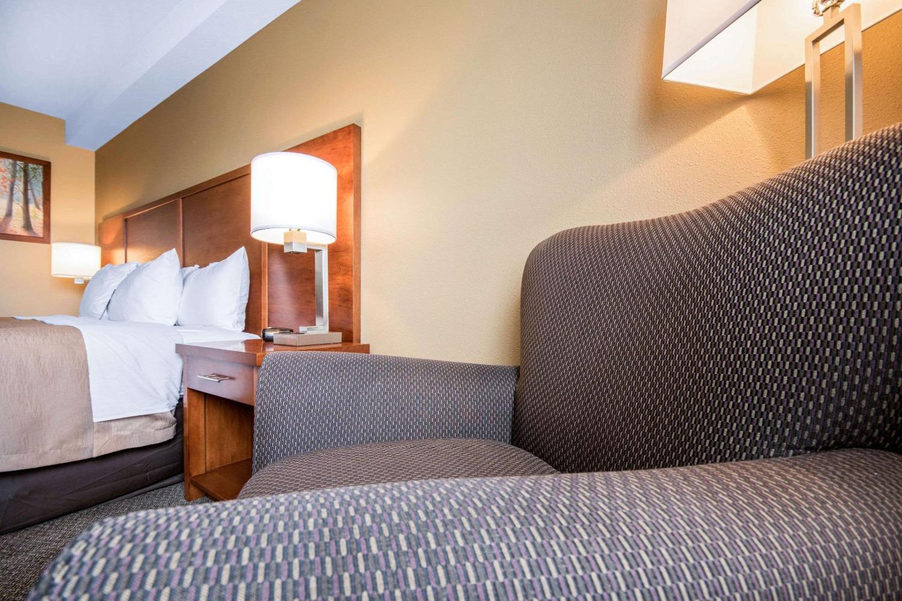 King Room - Non-Smoking - Photo 3