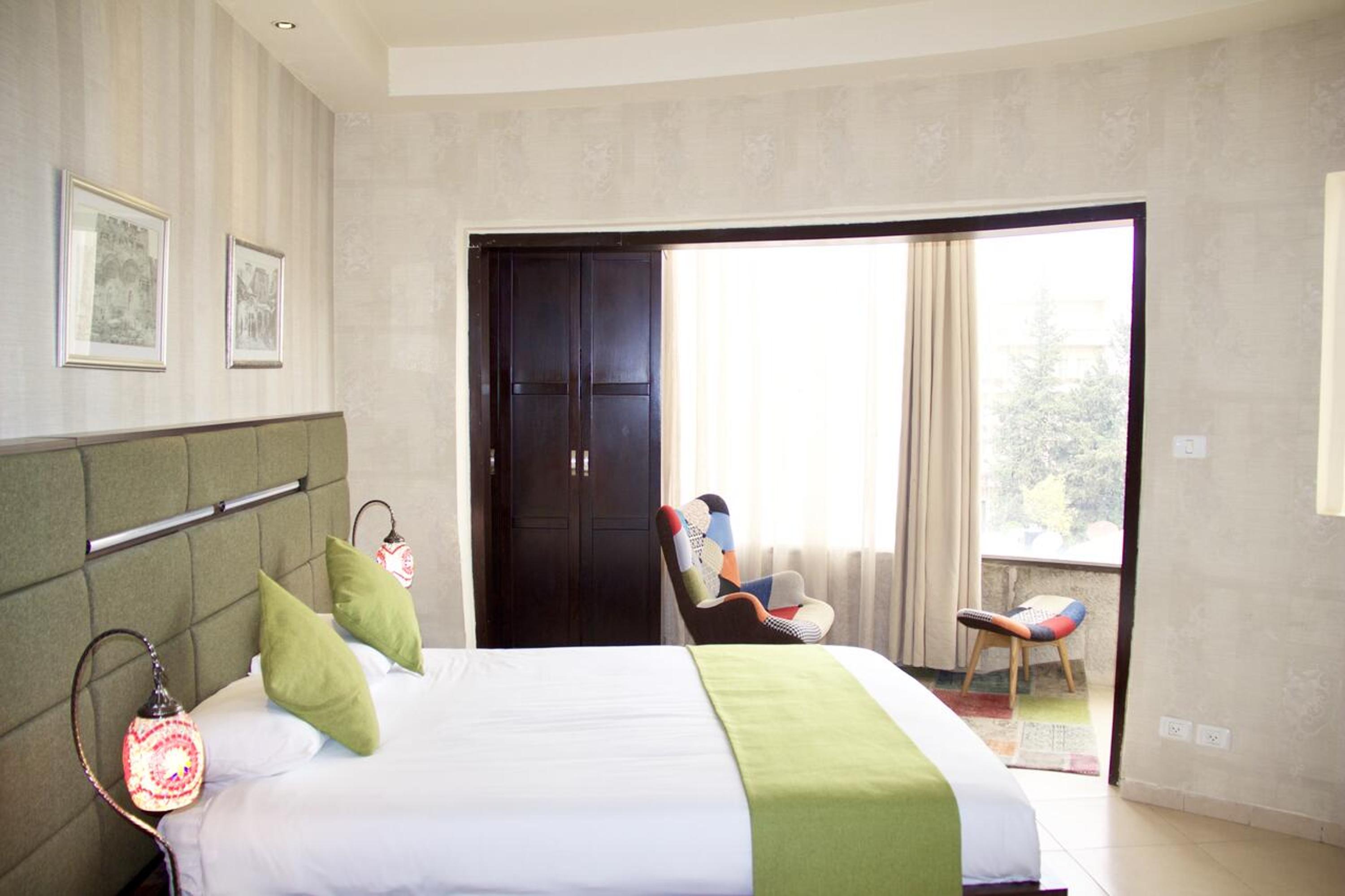 Deluxe Double Room - Photo 11