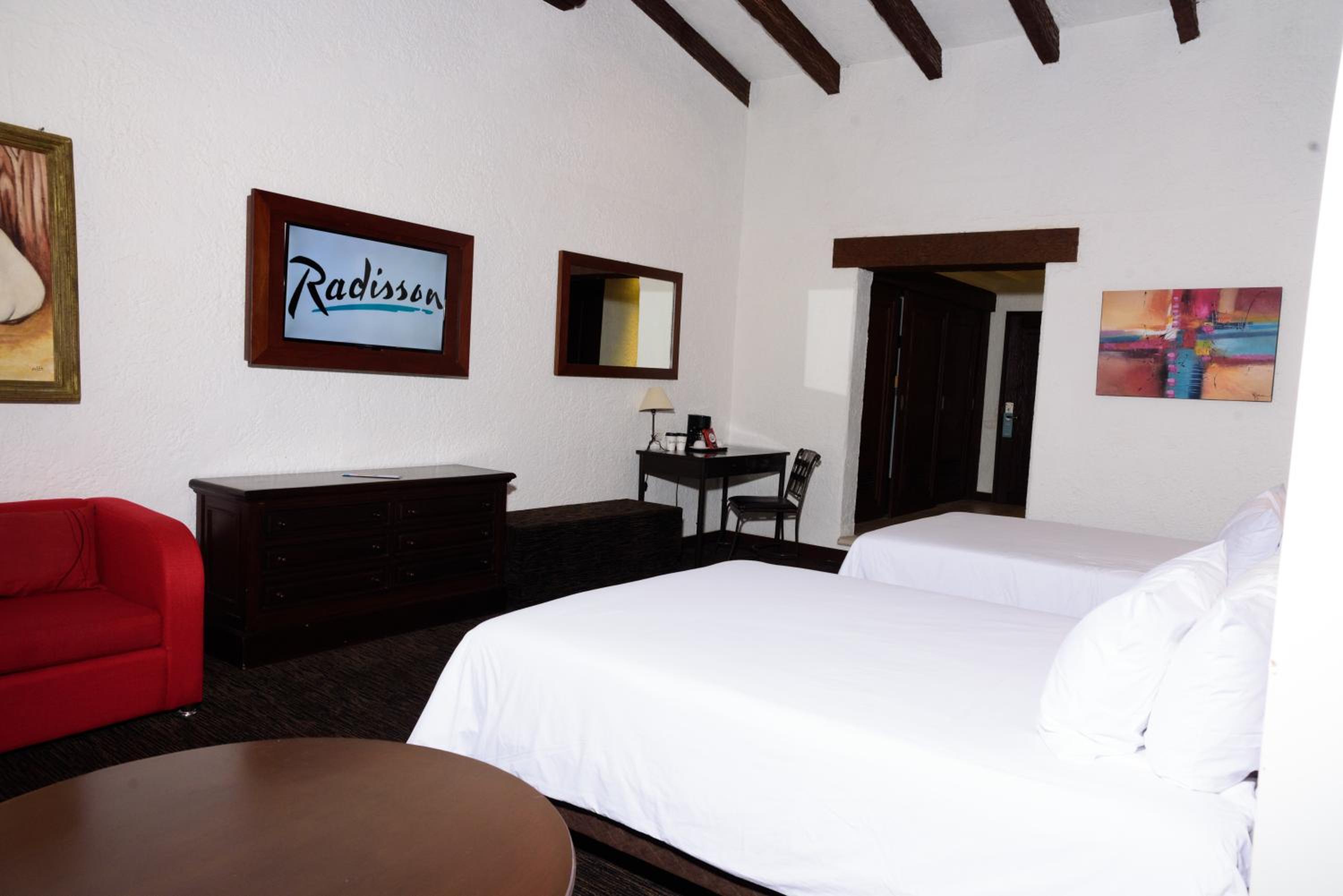 Queen Room with Two Queen Beds - Non-Smoking - Photo 2