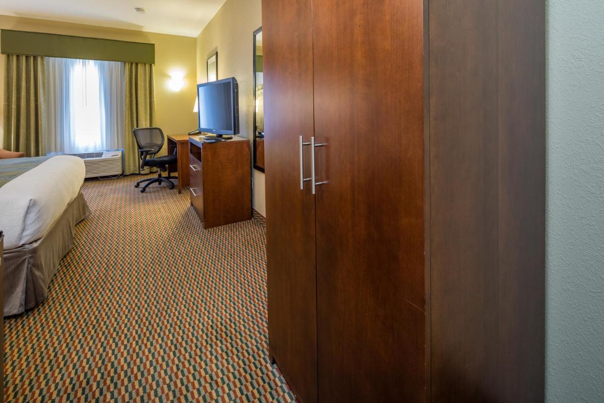 King Suite with Bath Tub - Disability Access/Non-Smoking photo 1