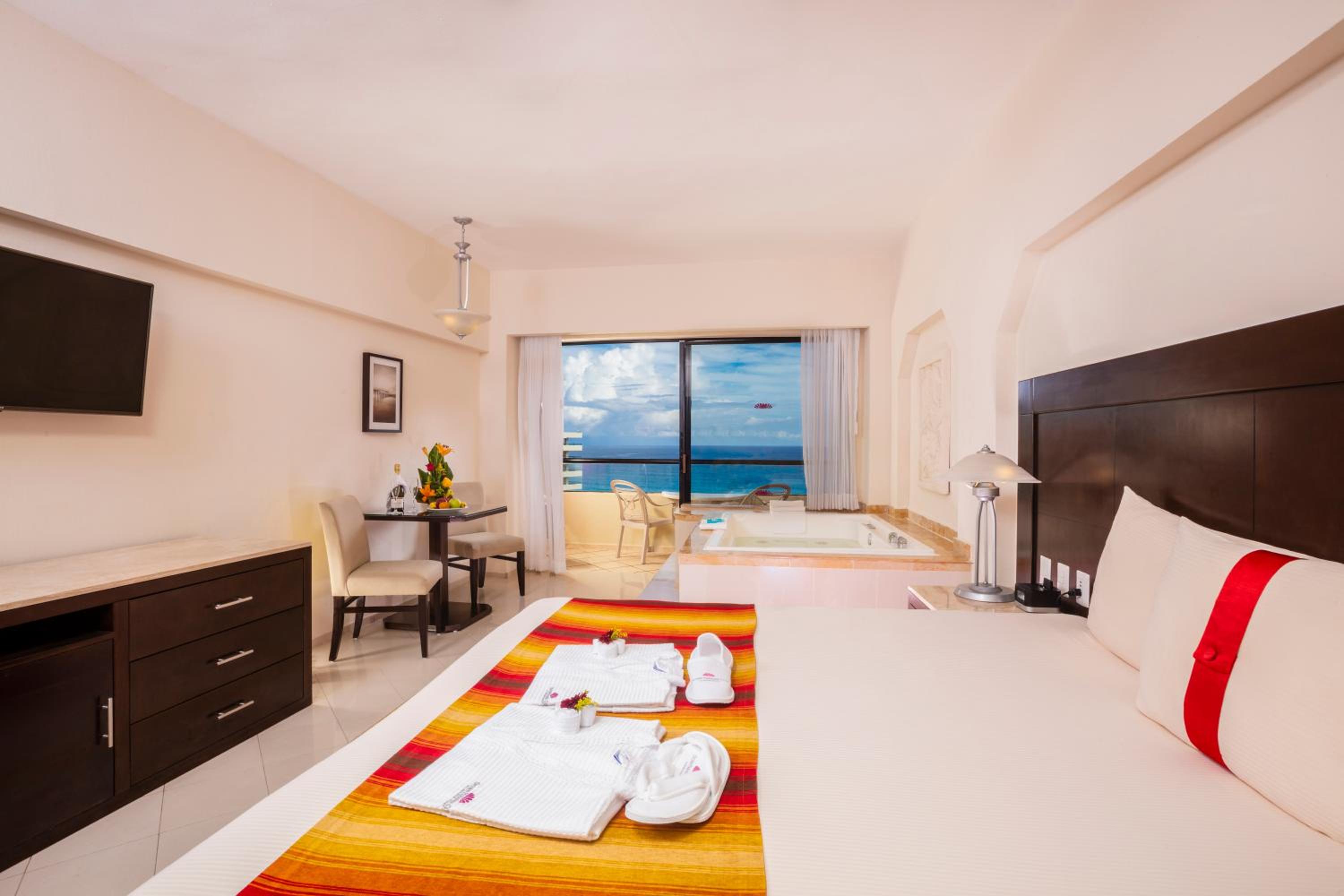 Standard Room, 1 King Bed, Ocean View