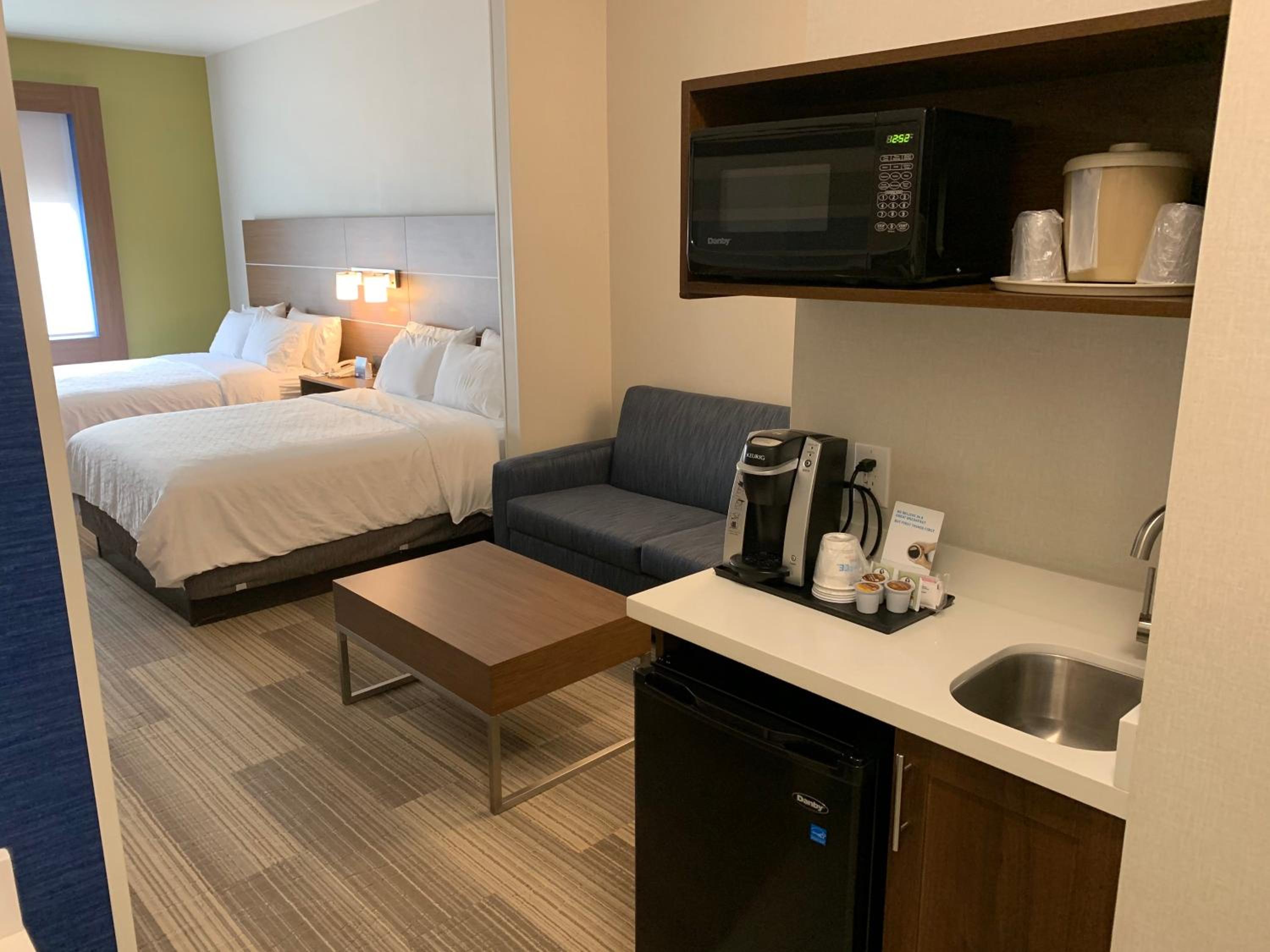 Queen Suite with Two Queen Beds and Sofa Bed - Photo 5