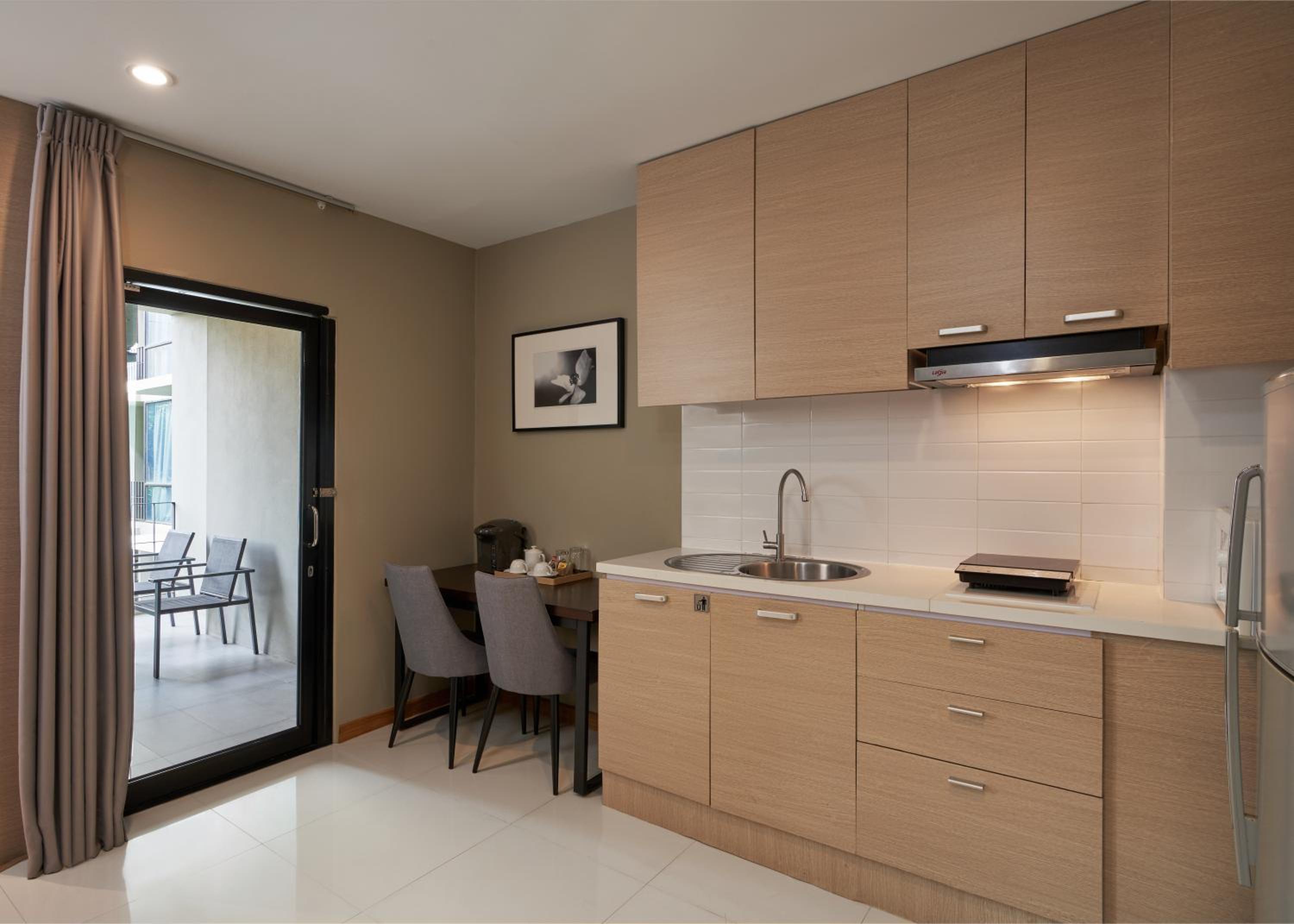 Deluxe Double Room with Pool View - Photo 2