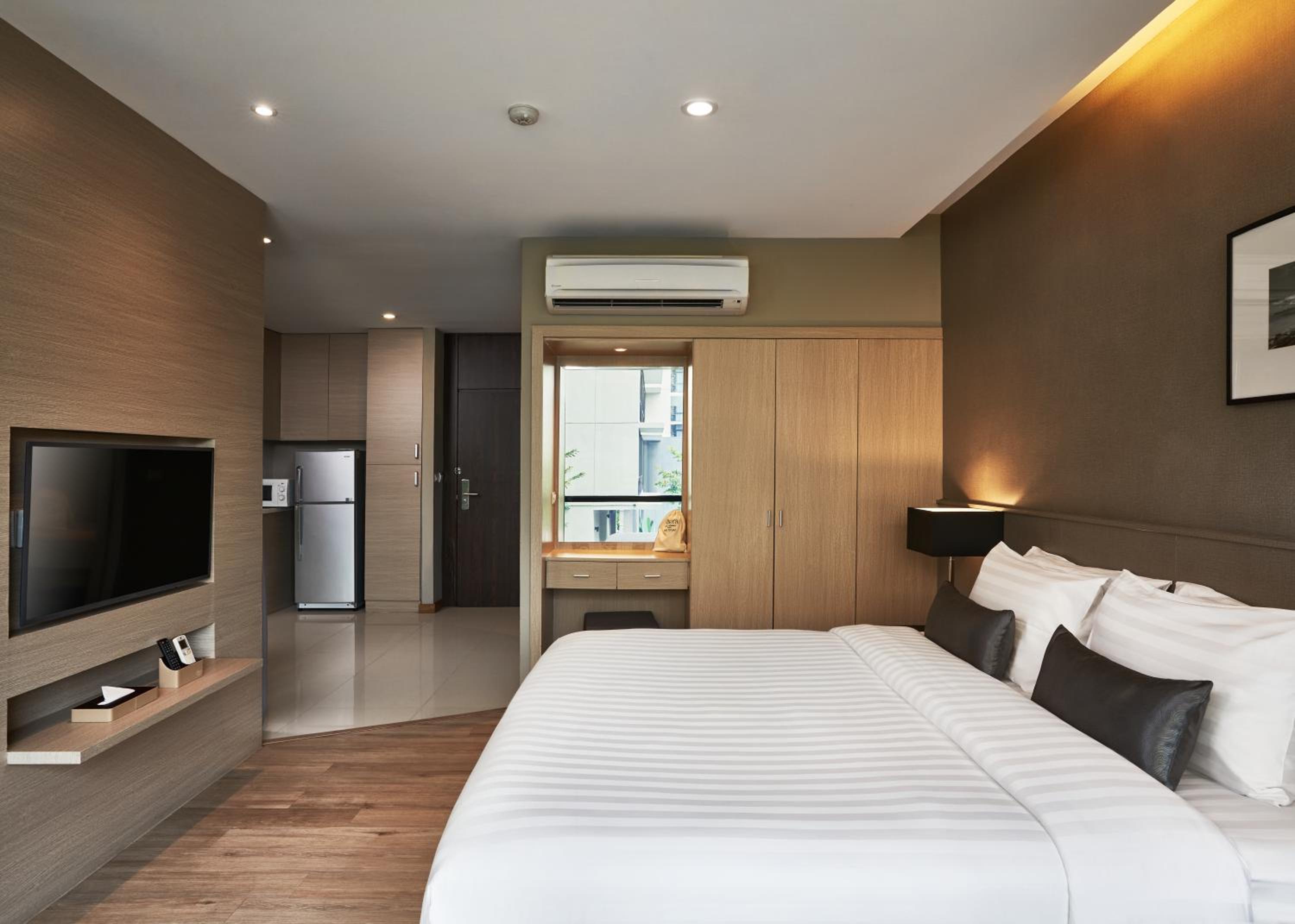 Deluxe Double Room with Pool View - Photo 5
