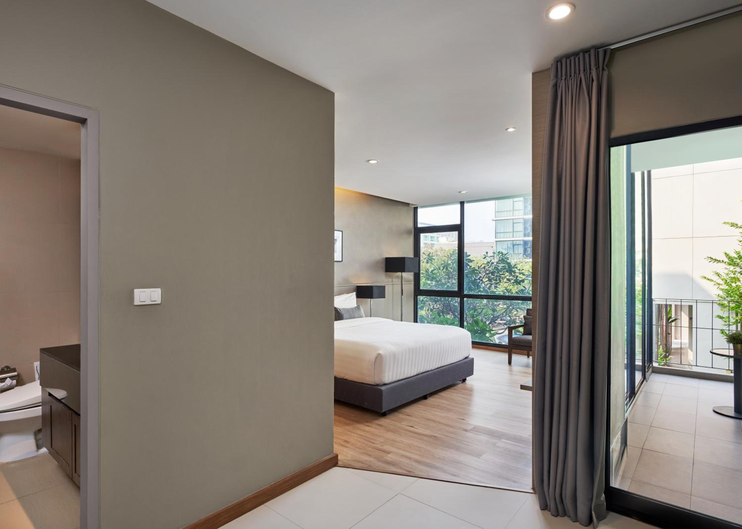 Deluxe Double Room with Pool View - Photo 6