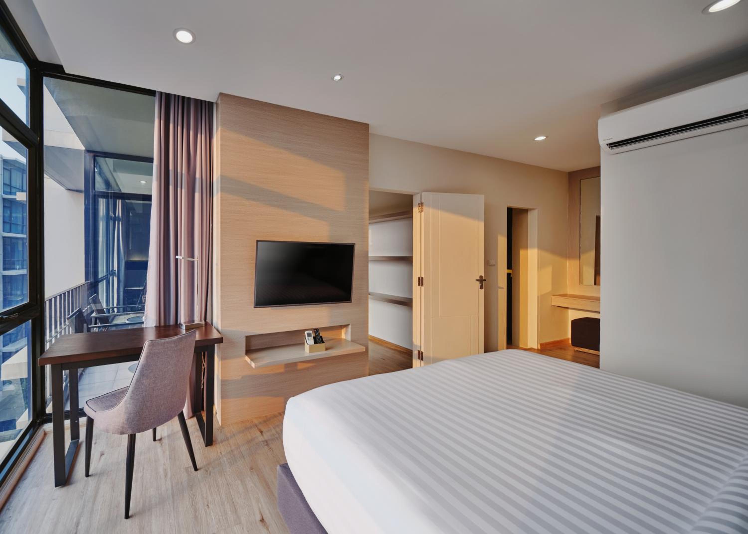 Grand Suite with Double Bed - Photo 11
