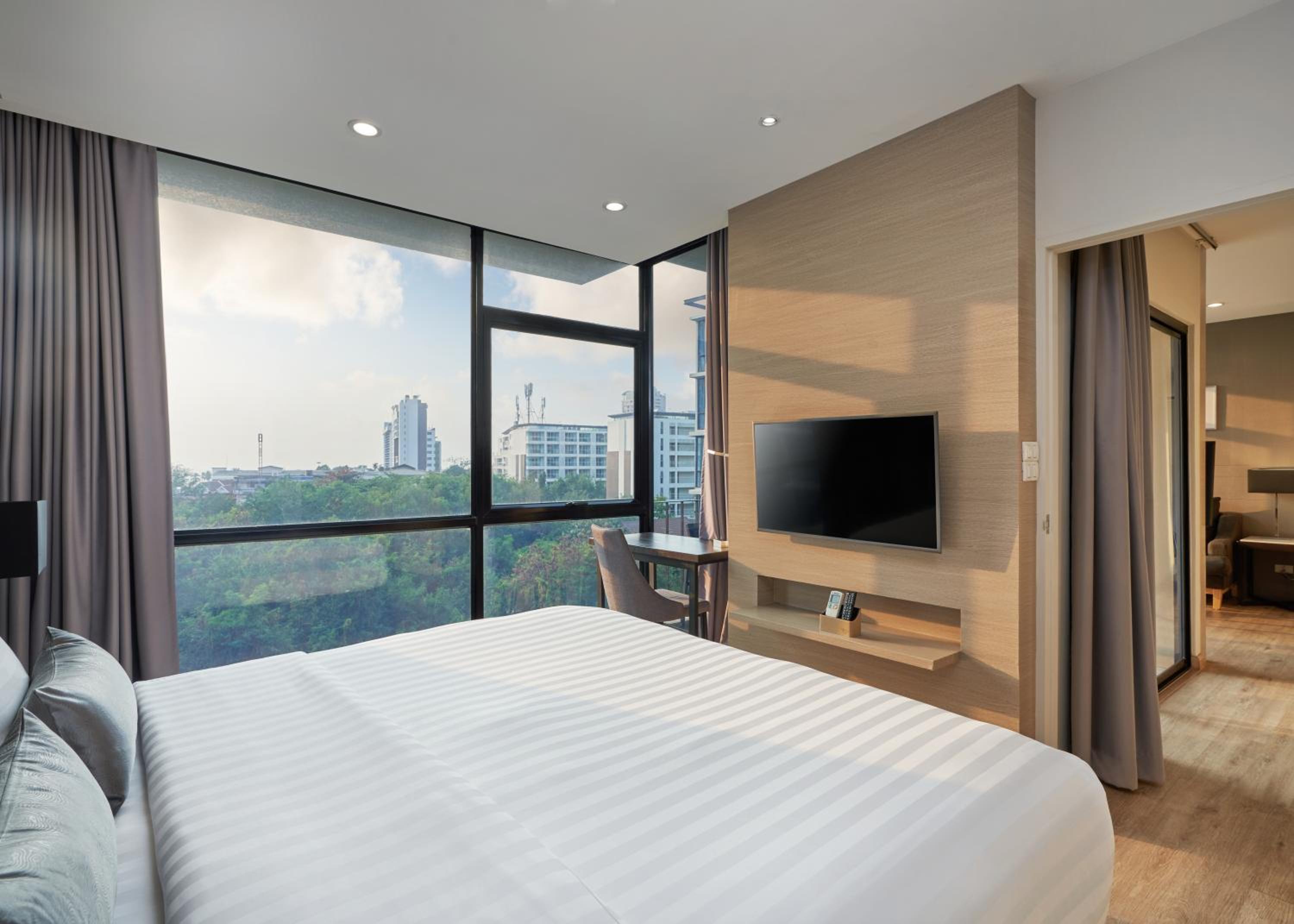 Grand Suite with Double Bed - Photo 16