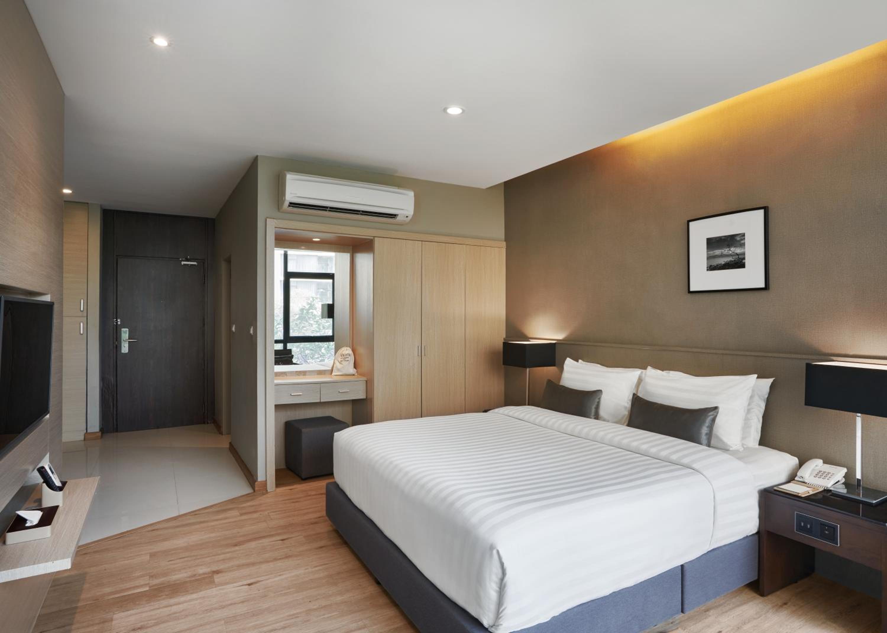 Grand Suite with Double Bed - Photo 10