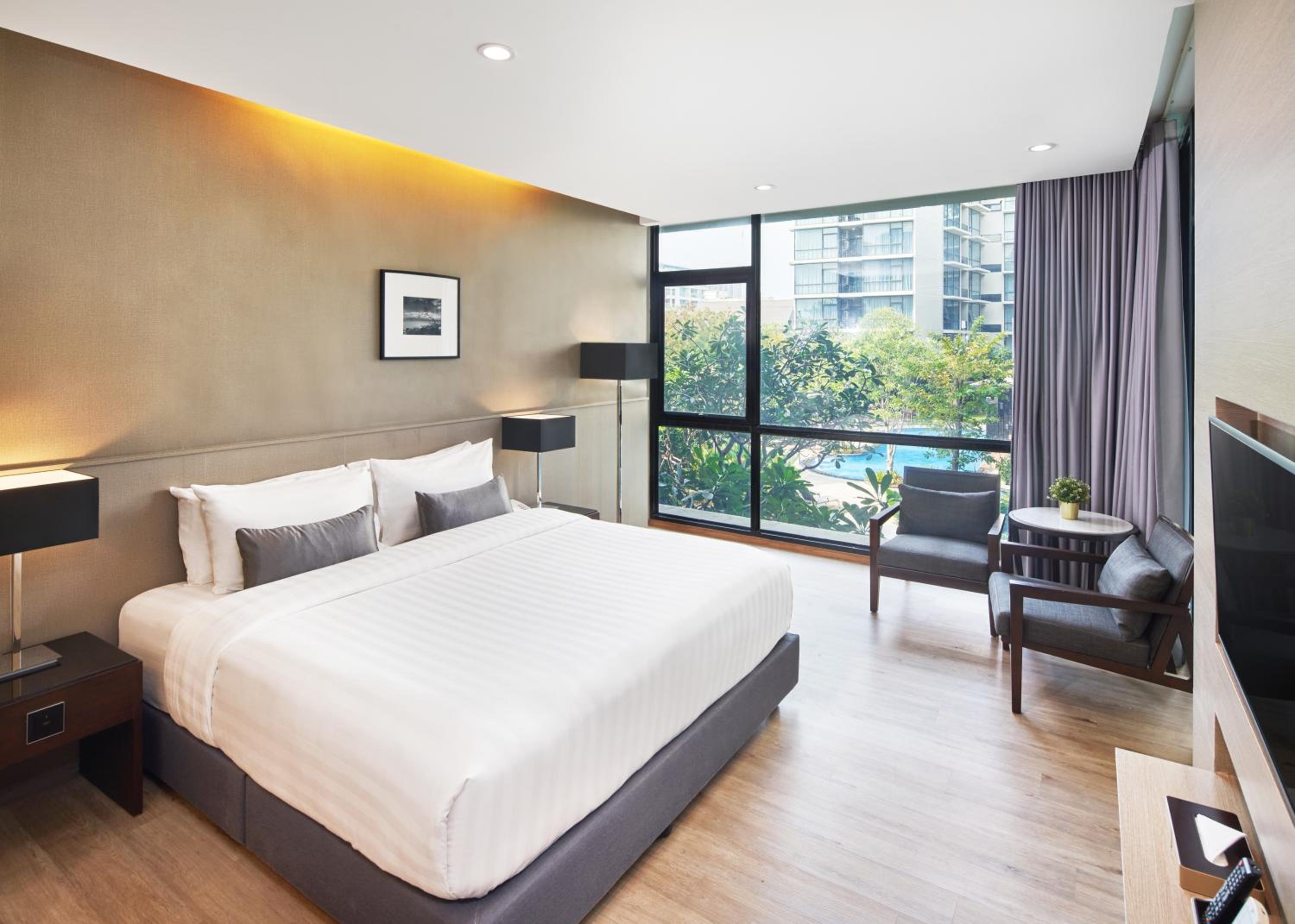 Deluxe Double Room with Pool View - Photo 8