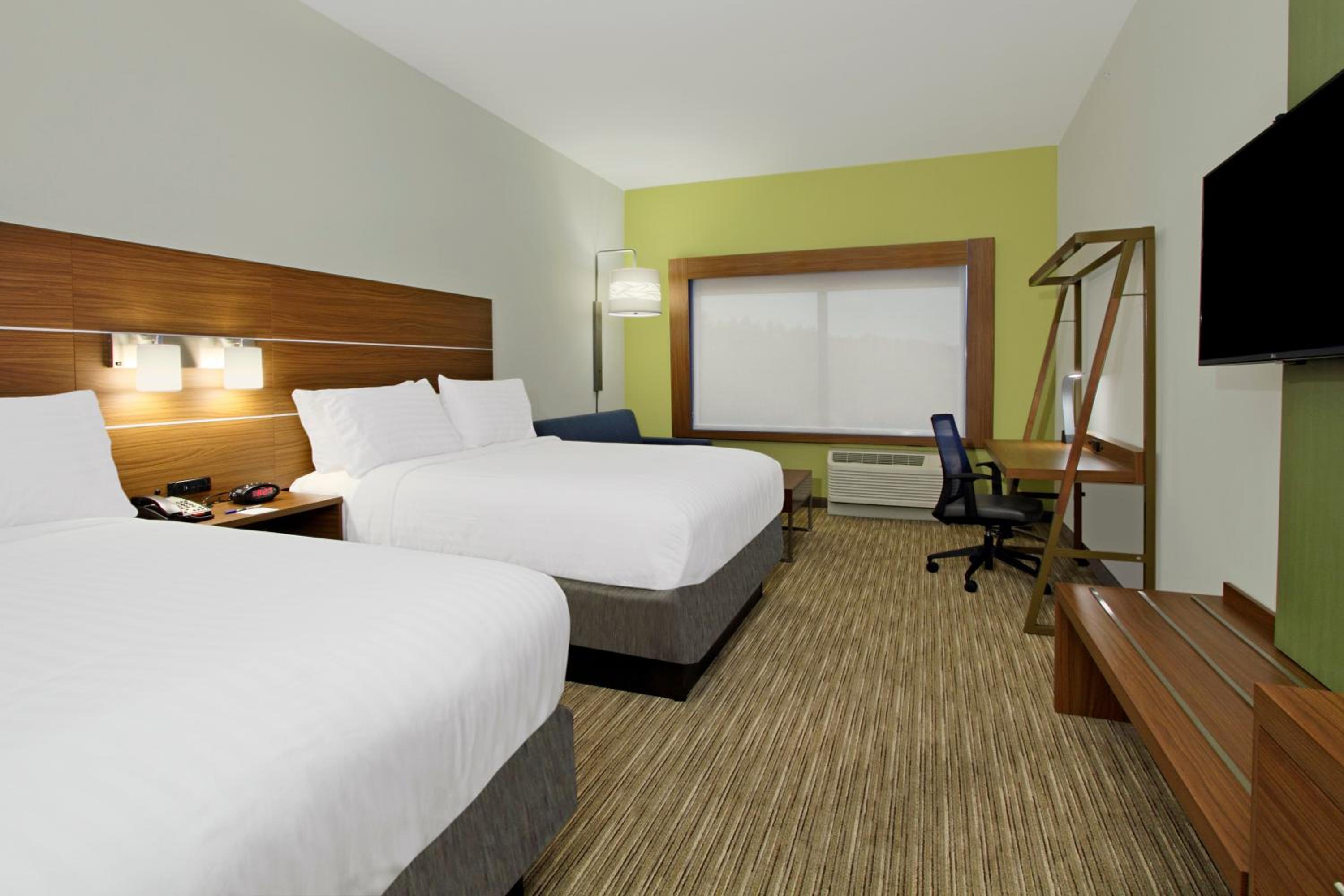 Queen Suite with Two Queen Beds photo 2