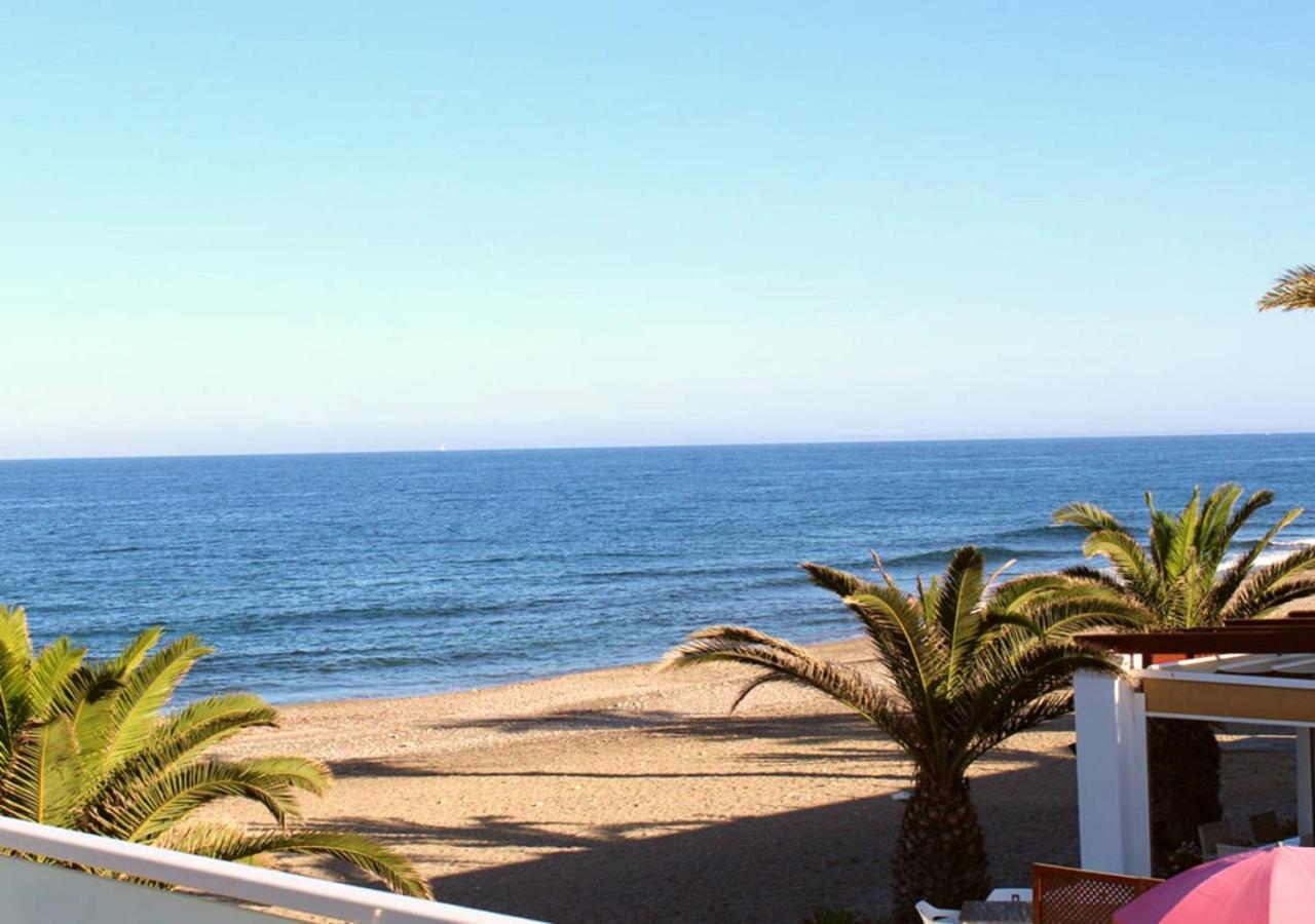 Double or Twin Room with Side Sea View - Photo 14