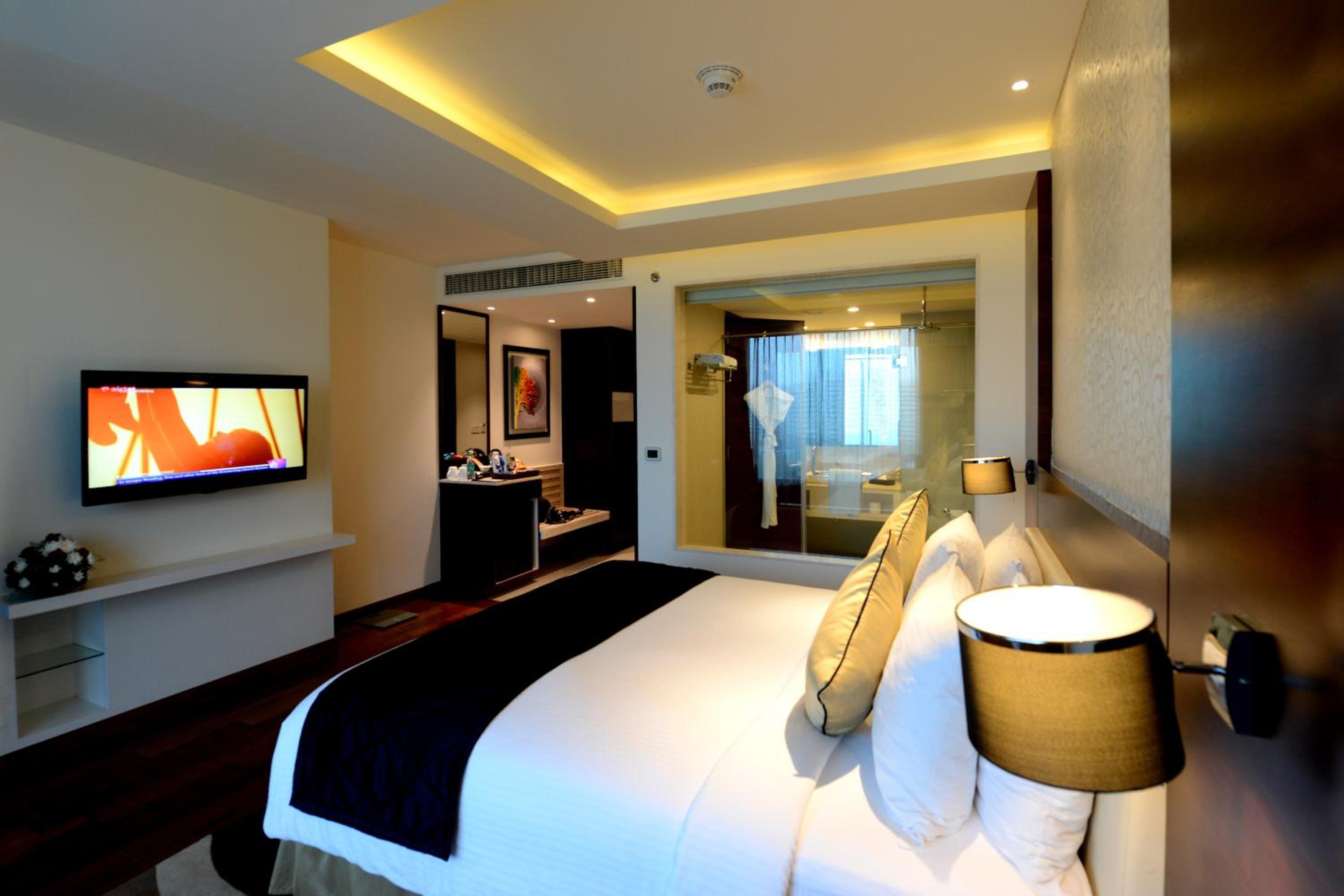 Deluxe King Room - Disability Access - Photo 3