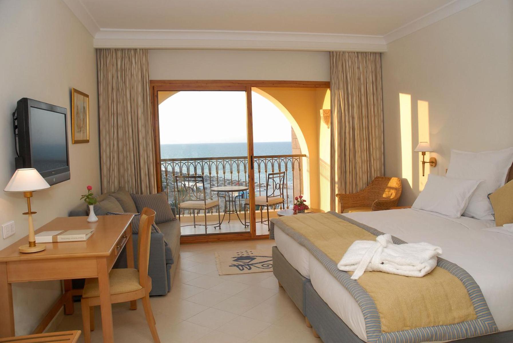 Classic King Room with Partial Sea View - Photo 2