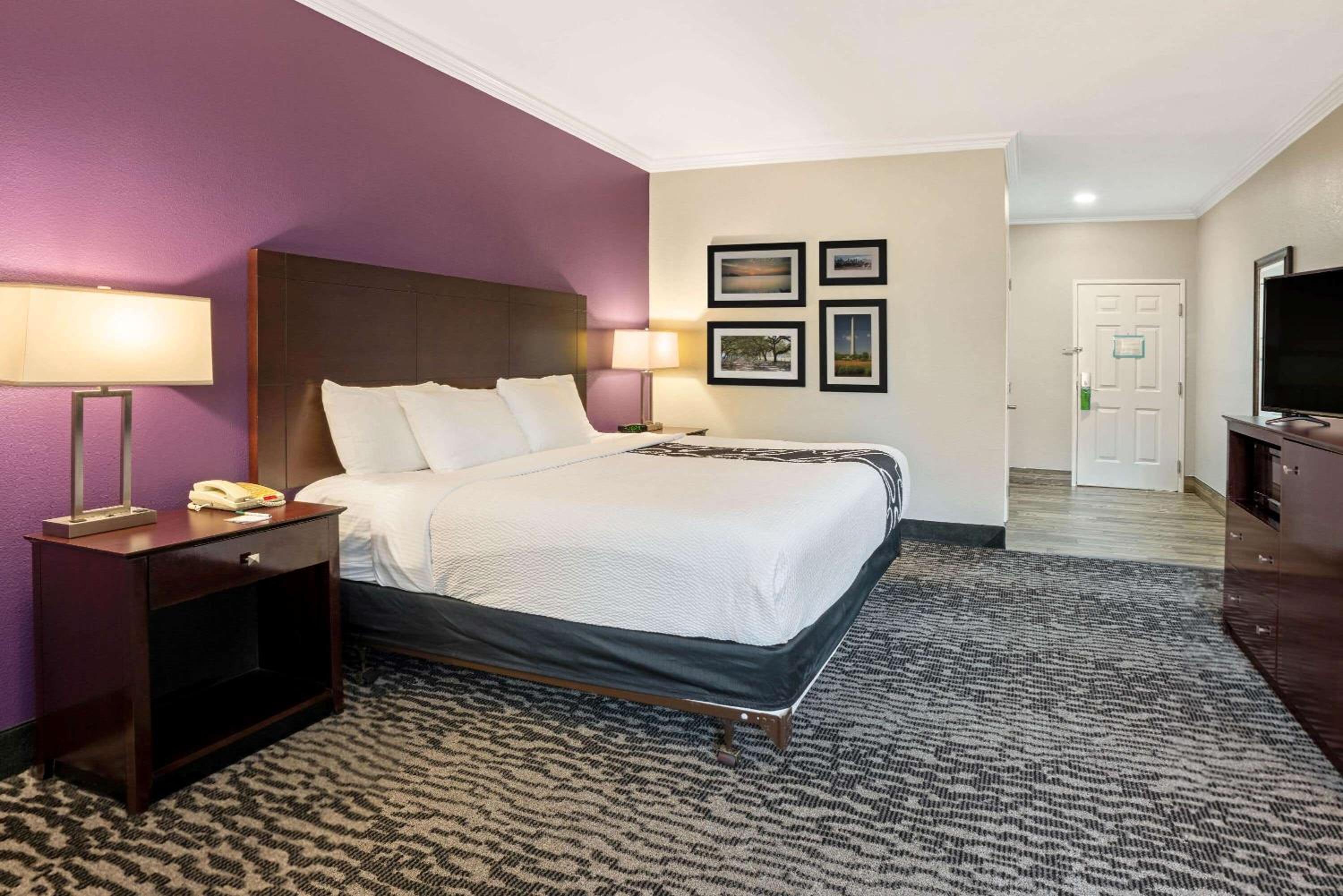 Deluxe King Room - Photo 5