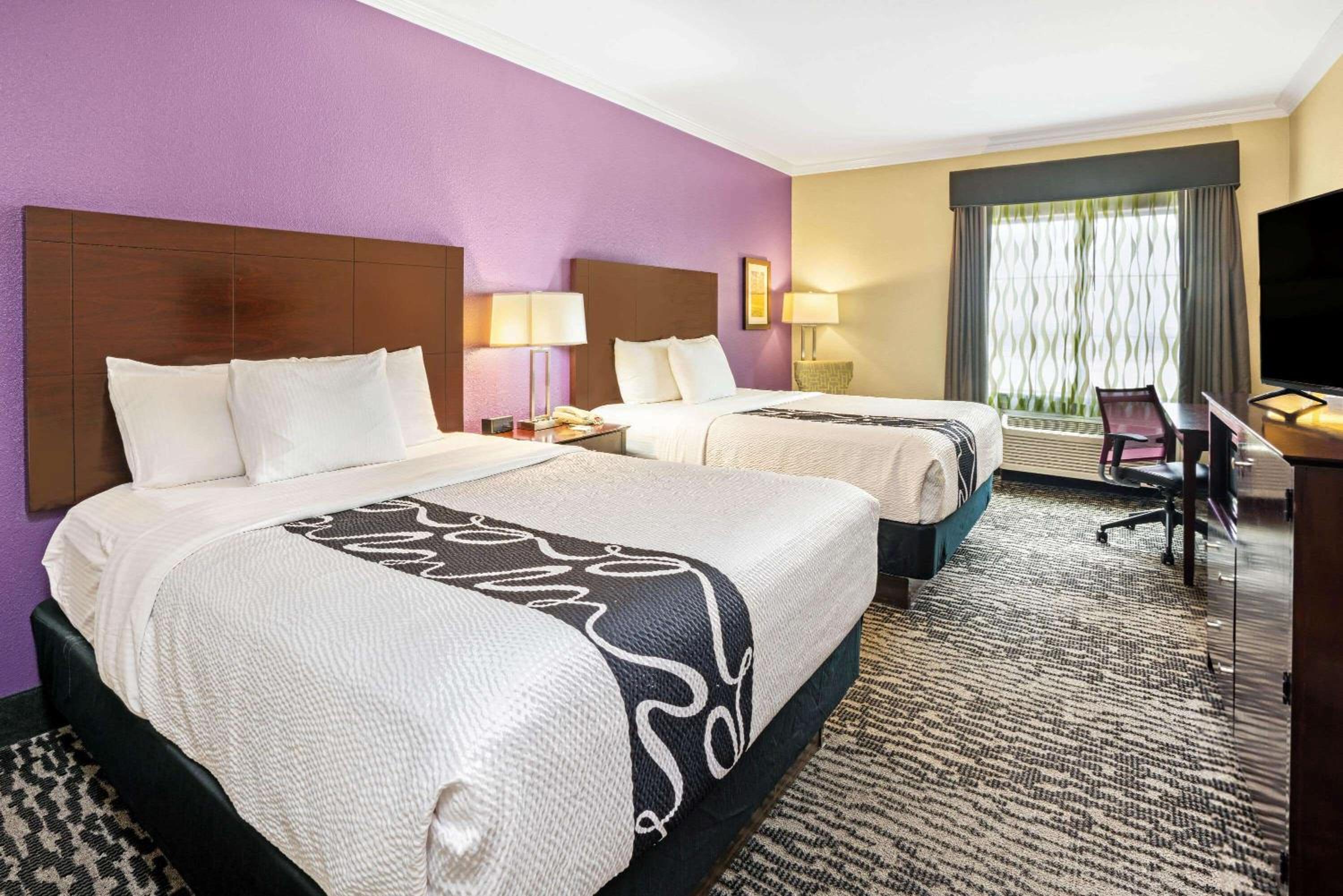 Deluxe Queen Room with Two Queen Beds - Photo 3