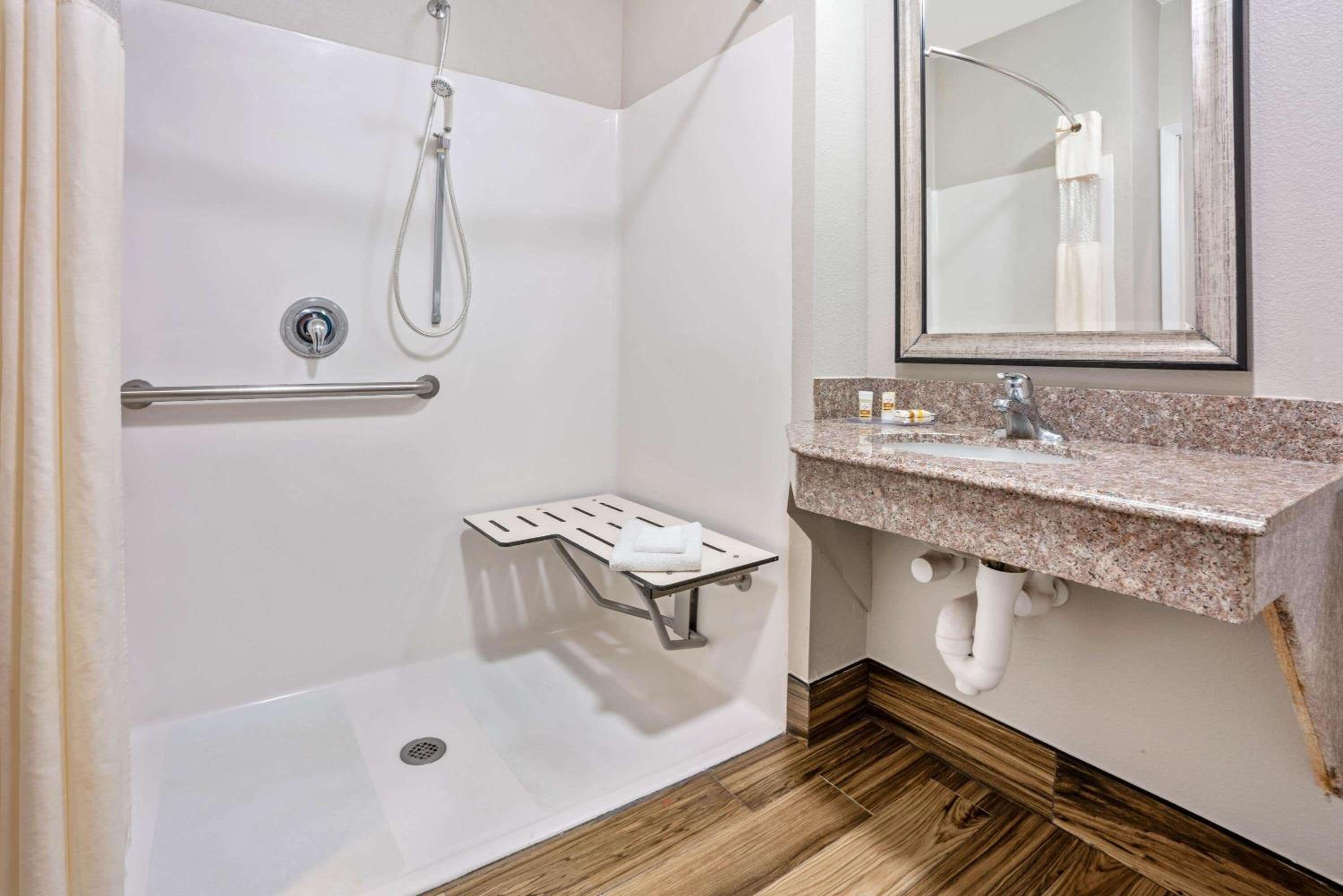 King Room with Roll-In Shower - Mobility/Hearing Accessible - Non-Smoking - Photo 5