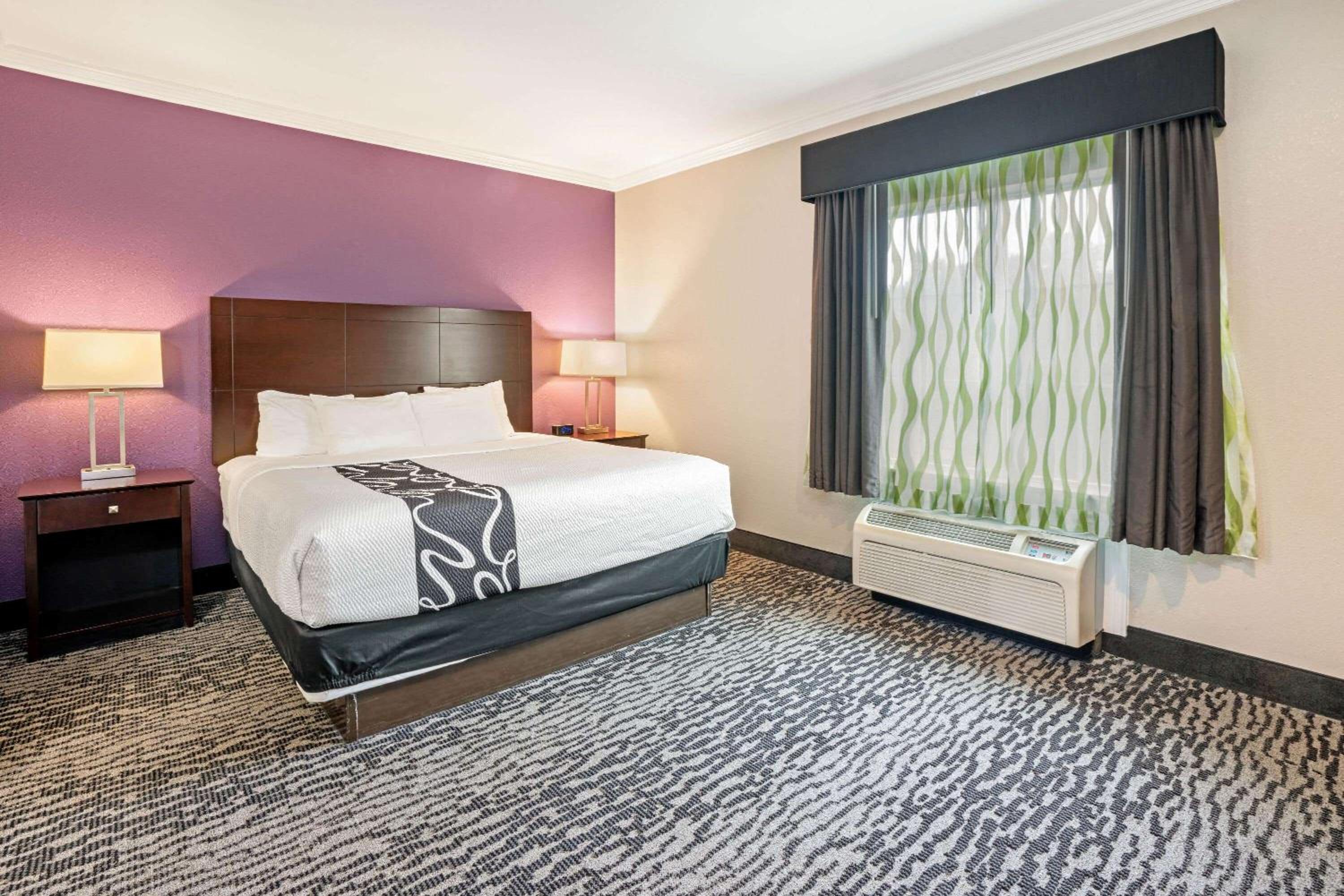 King Suite - Mobility/Hearing Accessible with Bath Tub - Non-Smoking - Photo 4