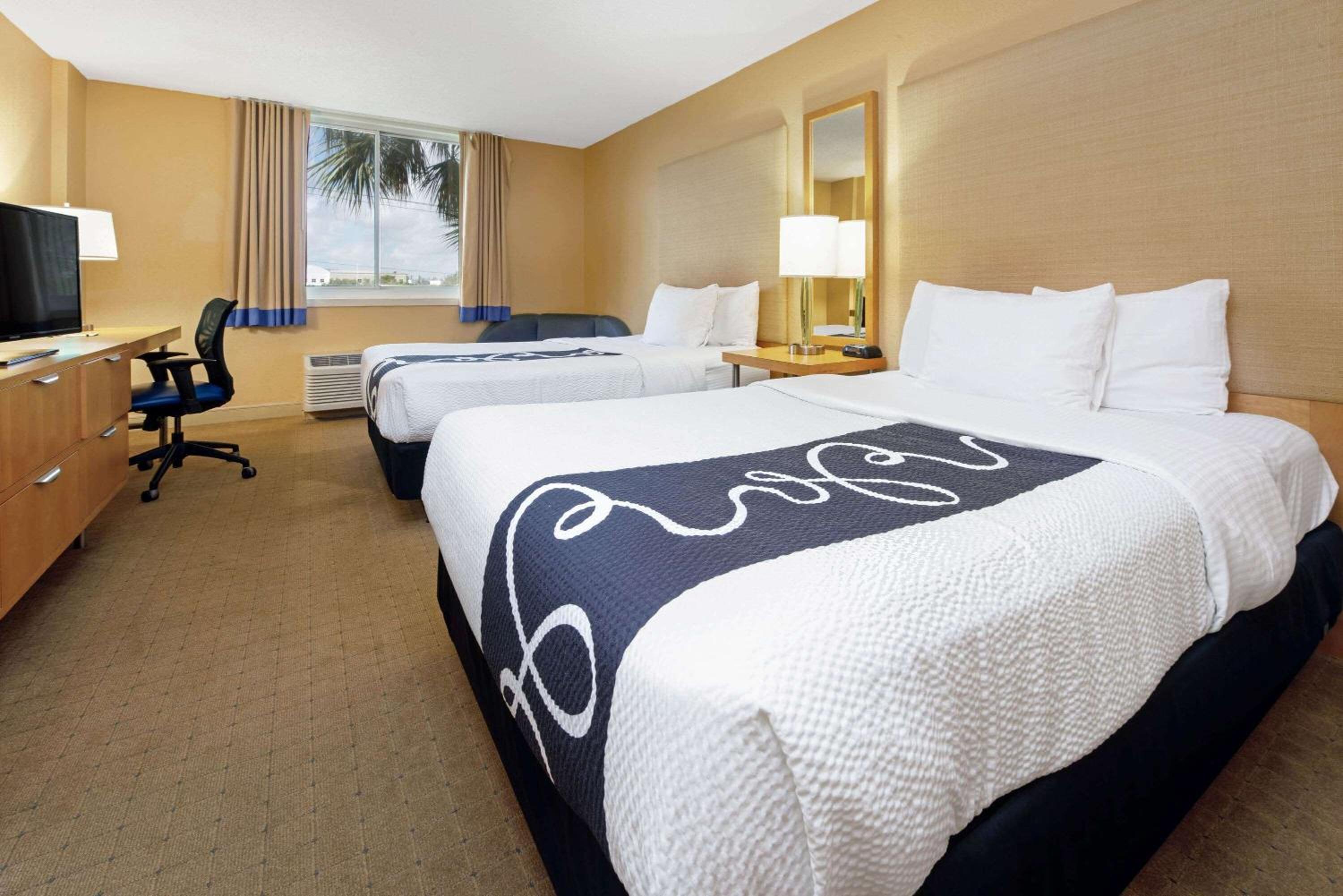 Deluxe Double Room with Two Double Beds - Photo 6